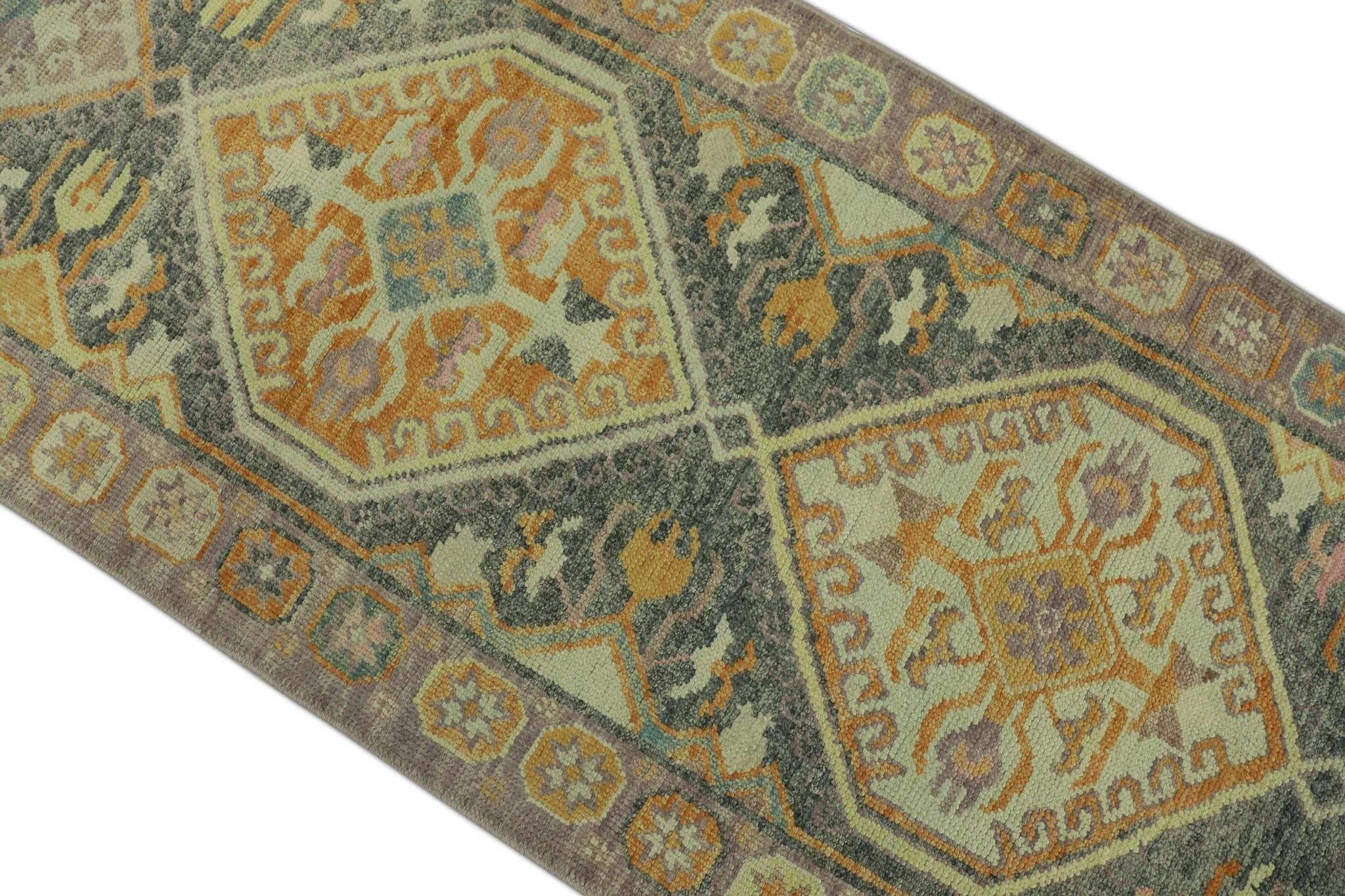 Handgewebter türkischer Oushak-Läufer aus Wolle in Mauve & Holzkohle 3' x 12'5