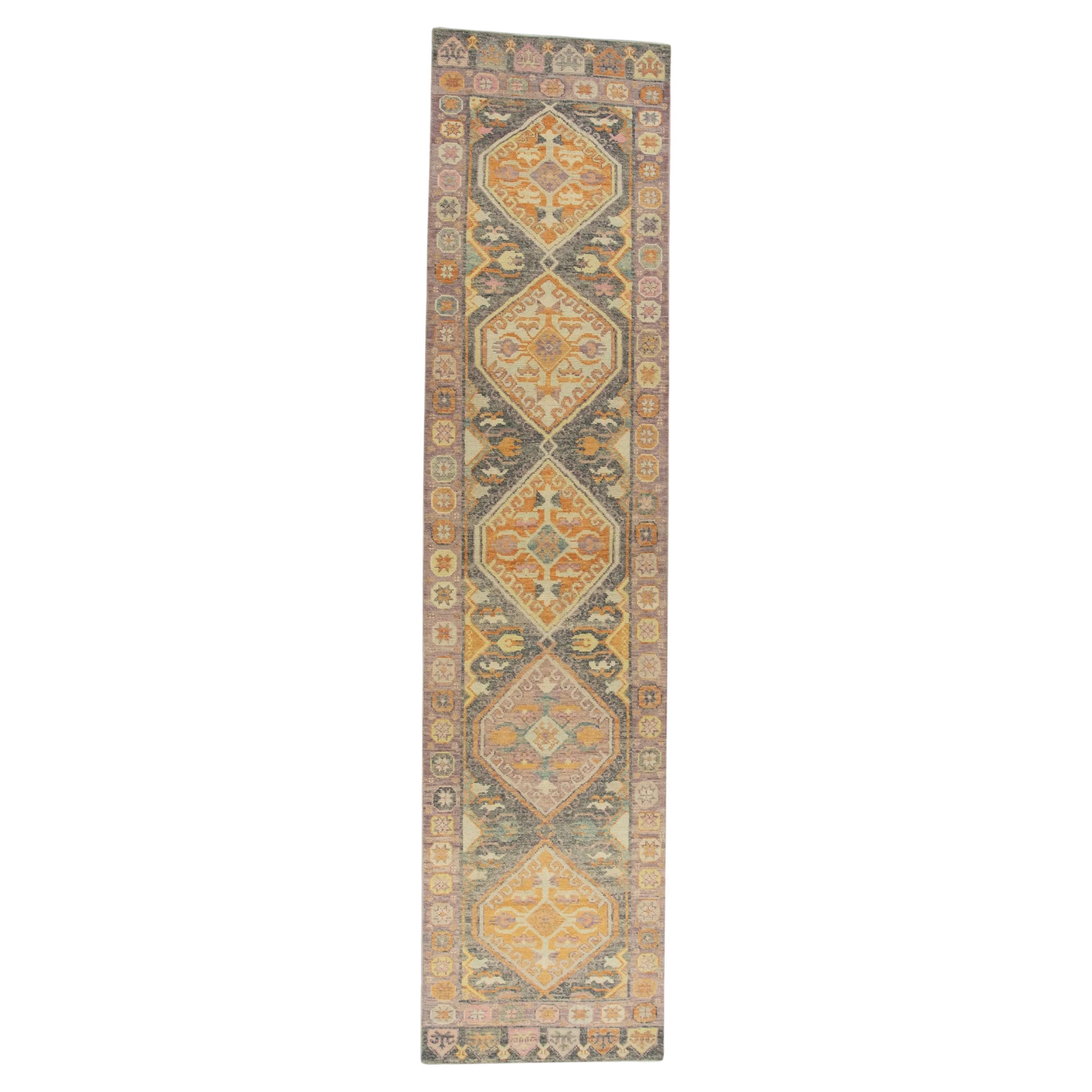 Handgewebter türkischer Oushak-Läufer aus Wolle in Mauve & Holzkohle 3' x 12'5"