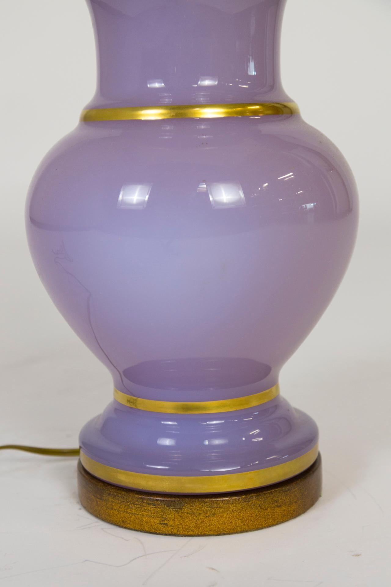 Lilac Alexandrite Glass Amphora Lamp w/ Gilded Accents In Good Condition For Sale In San Francisco, CA