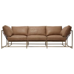 Mauvefarbenes Sofa aus Leder und antikem Messing