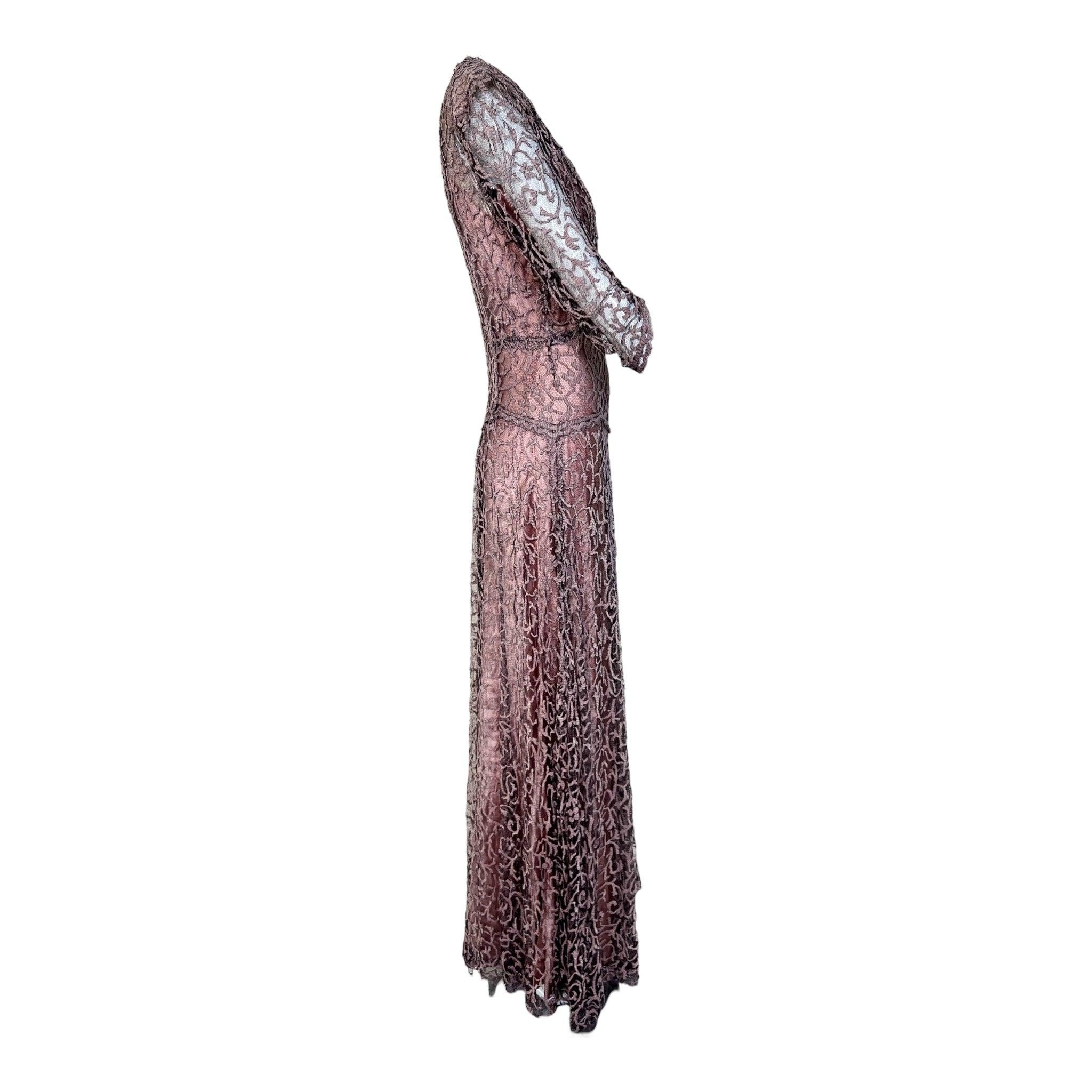 Noir Robe en dentelle rose mauve, noire et métallisée avec jupon en satin, années 1930 en vente
