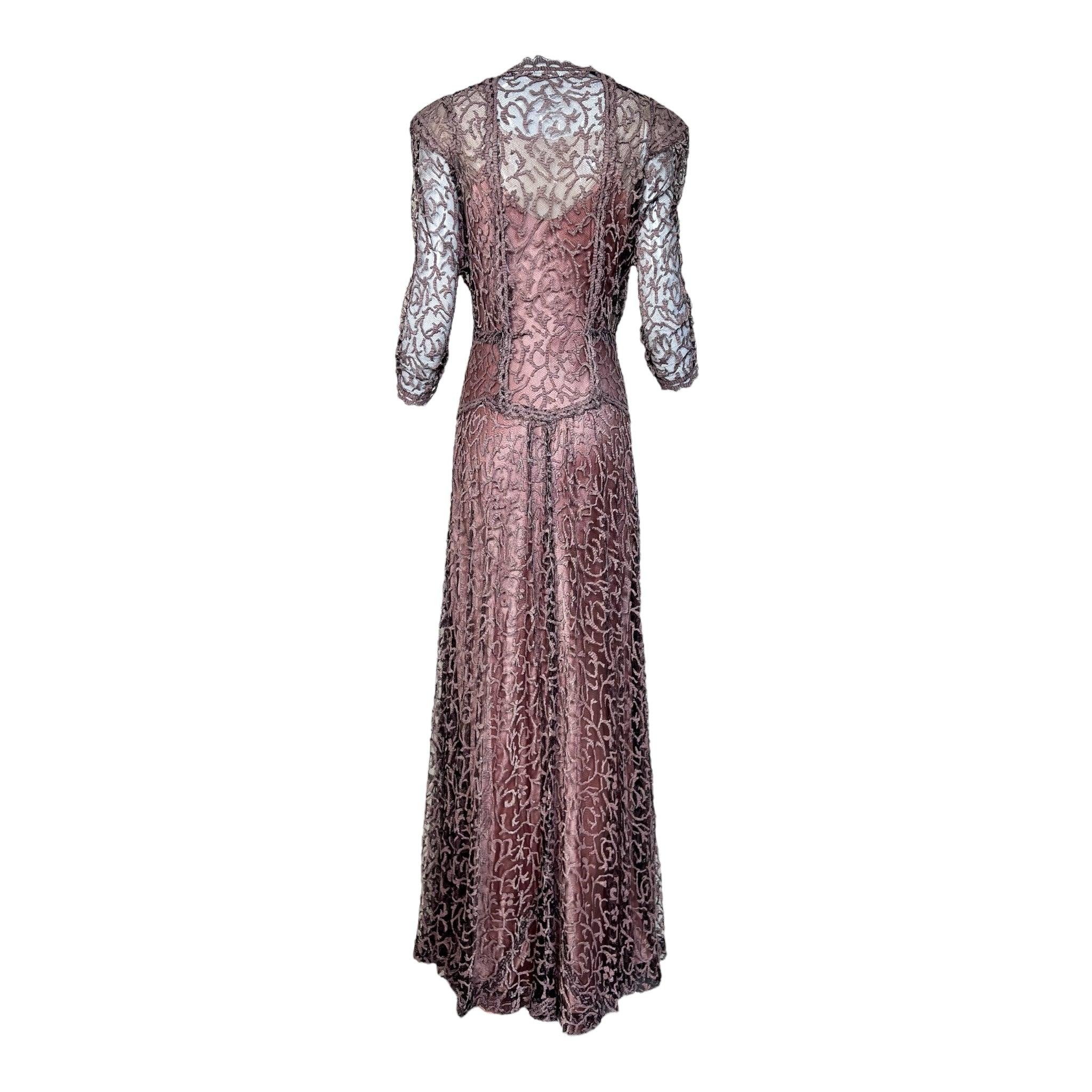 Robe en dentelle rose mauve, noire et métallisée avec jupon en satin, années 1930 Bon état - En vente à Los Angeles, CA