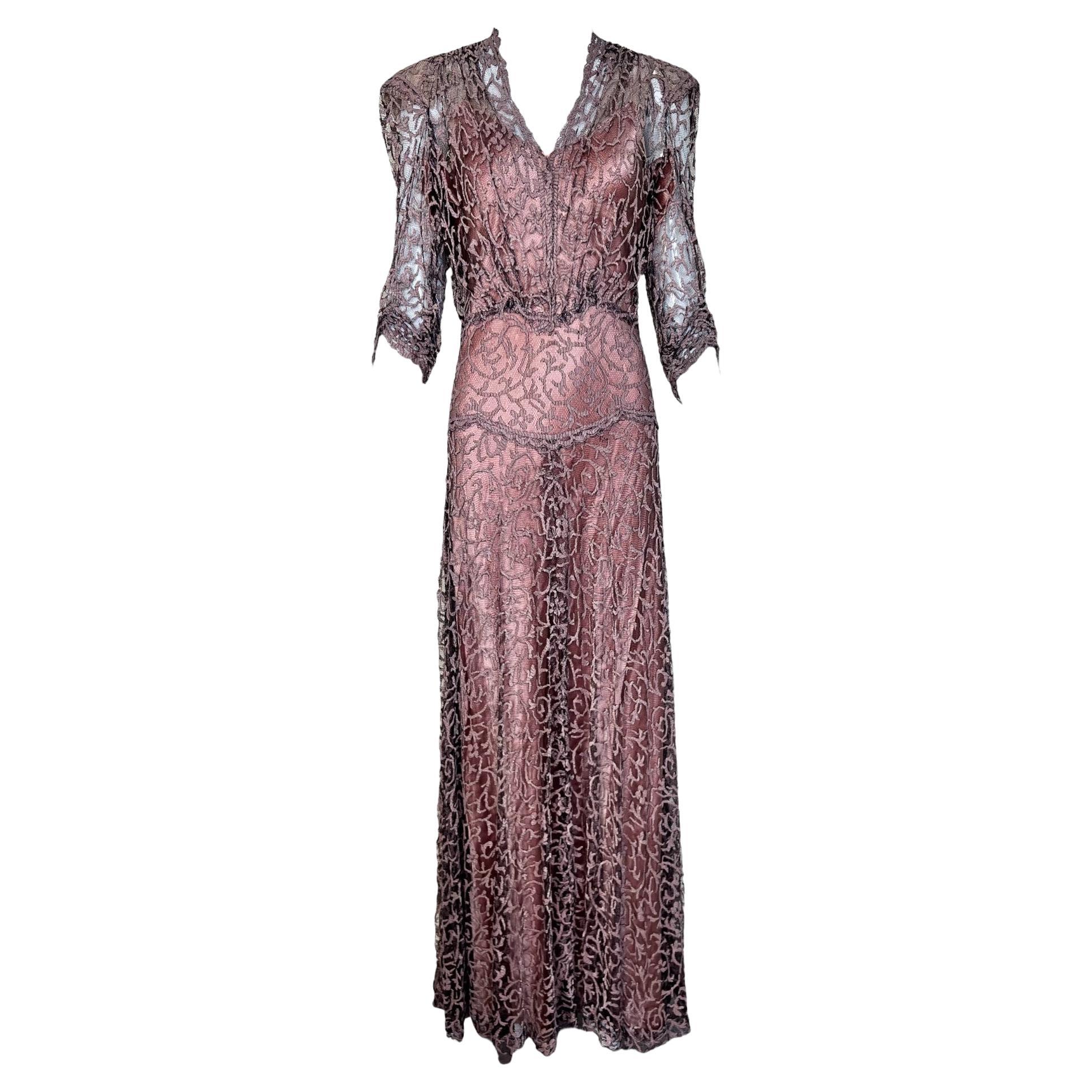 Robe en dentelle rose mauve, noire et métallisée avec jupon en satin, années 1930 en vente