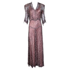 Robe en dentelle rose mauve, noire et métallisée avec jupon en satin, années 1930