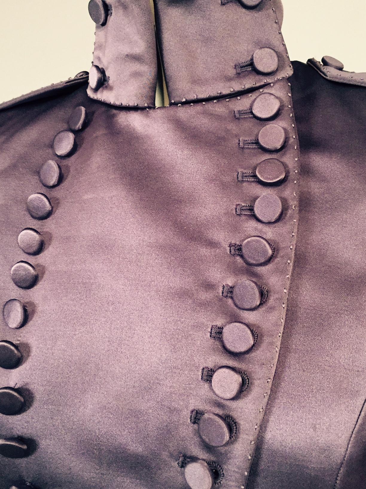 Jacke im viktorianischen Stil aus lilafarbenem Seidensatin:: entworfen von Maggie Norris Couture im Zustand „Hervorragend“ in New Hope, PA