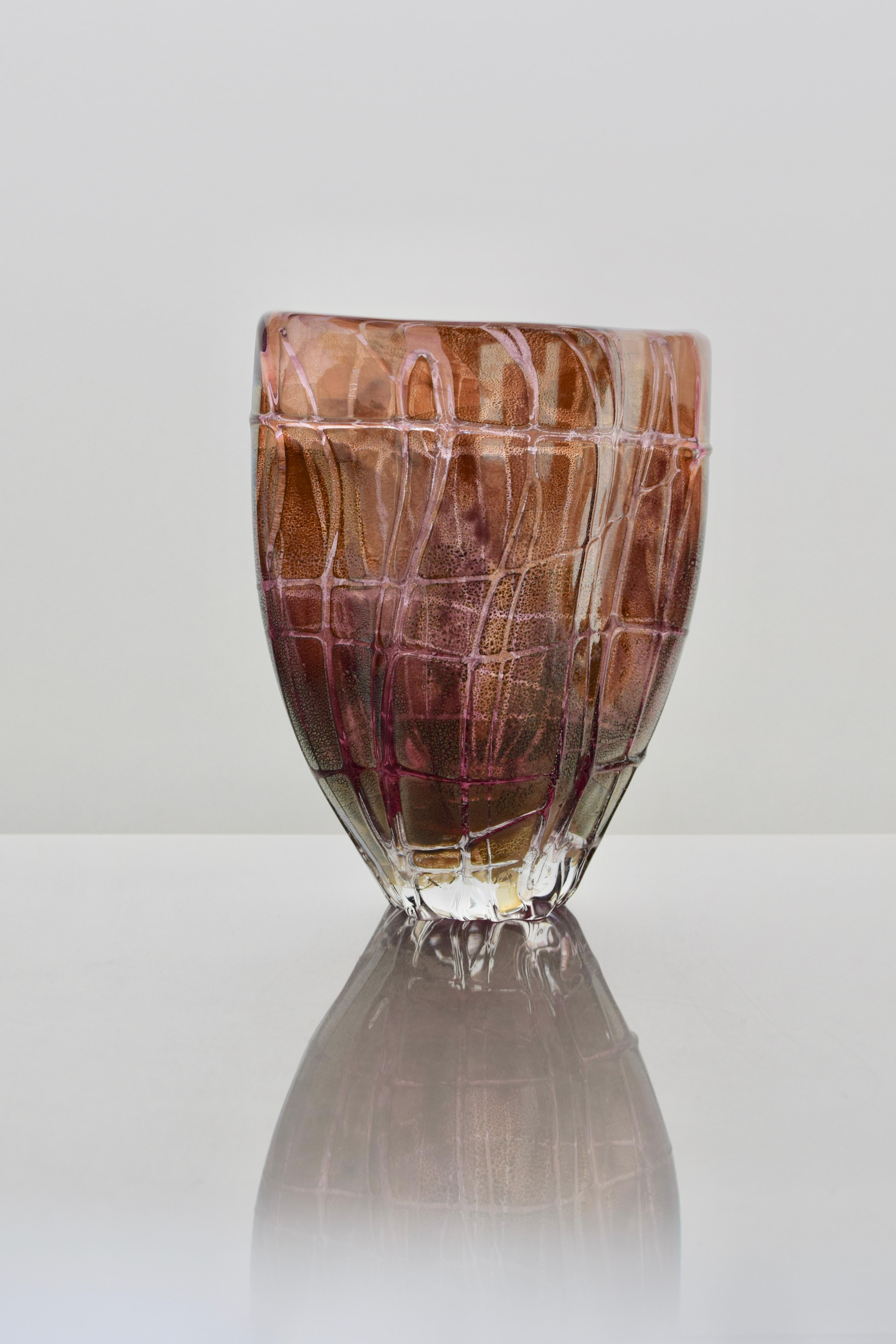 I vasi di vetro a strascico si sono evoluti negli ultimi 30 anni, ma l'idea di una superficie otticamente migliorata rimane la stessa. Una bolla di vetro colorata è ricoperta da una foglia di metallo: argento puro, rame o oro. Il vetro fuso