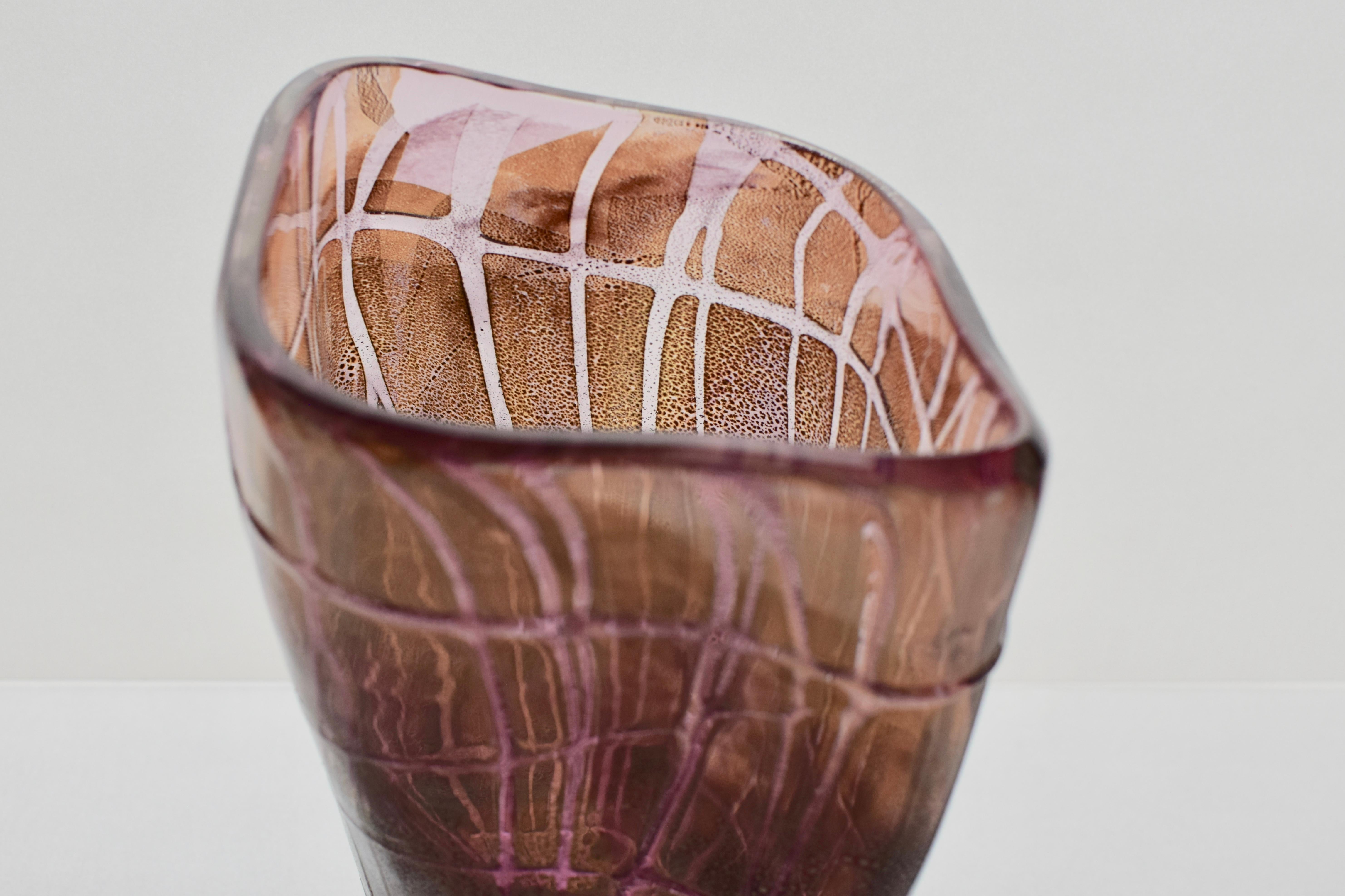 Ungherese Vaso a strascico color malva di James Carcass Glass Artist per VUUV Works in vendita