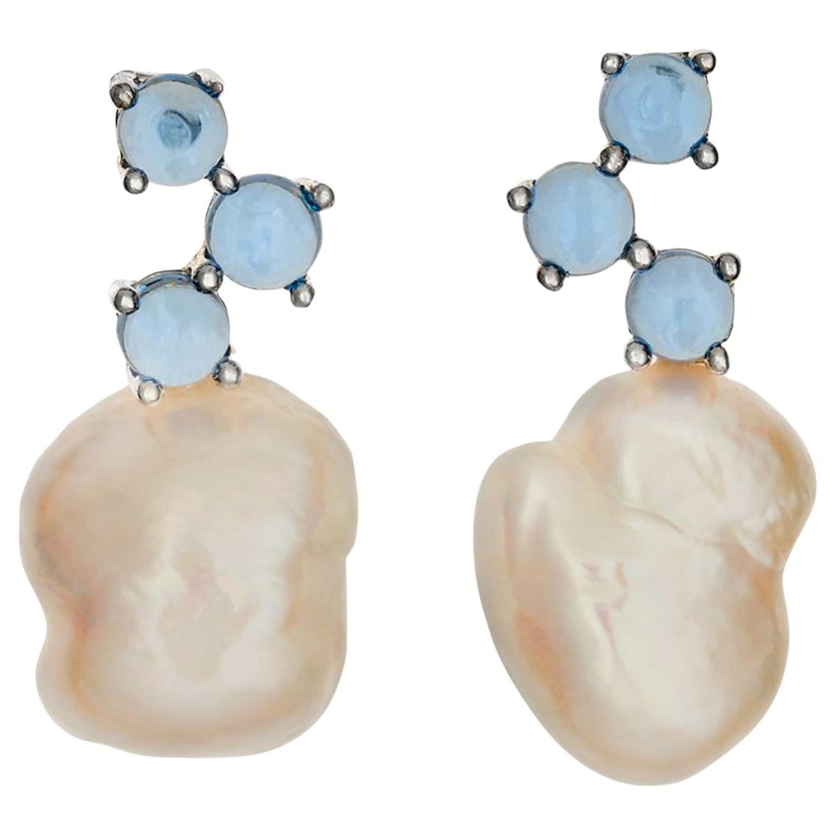 Boucles d'oreilles Cavallo de MAVIADA en or 18 carats avec perles baroques blanches cabochons et topaze bleue