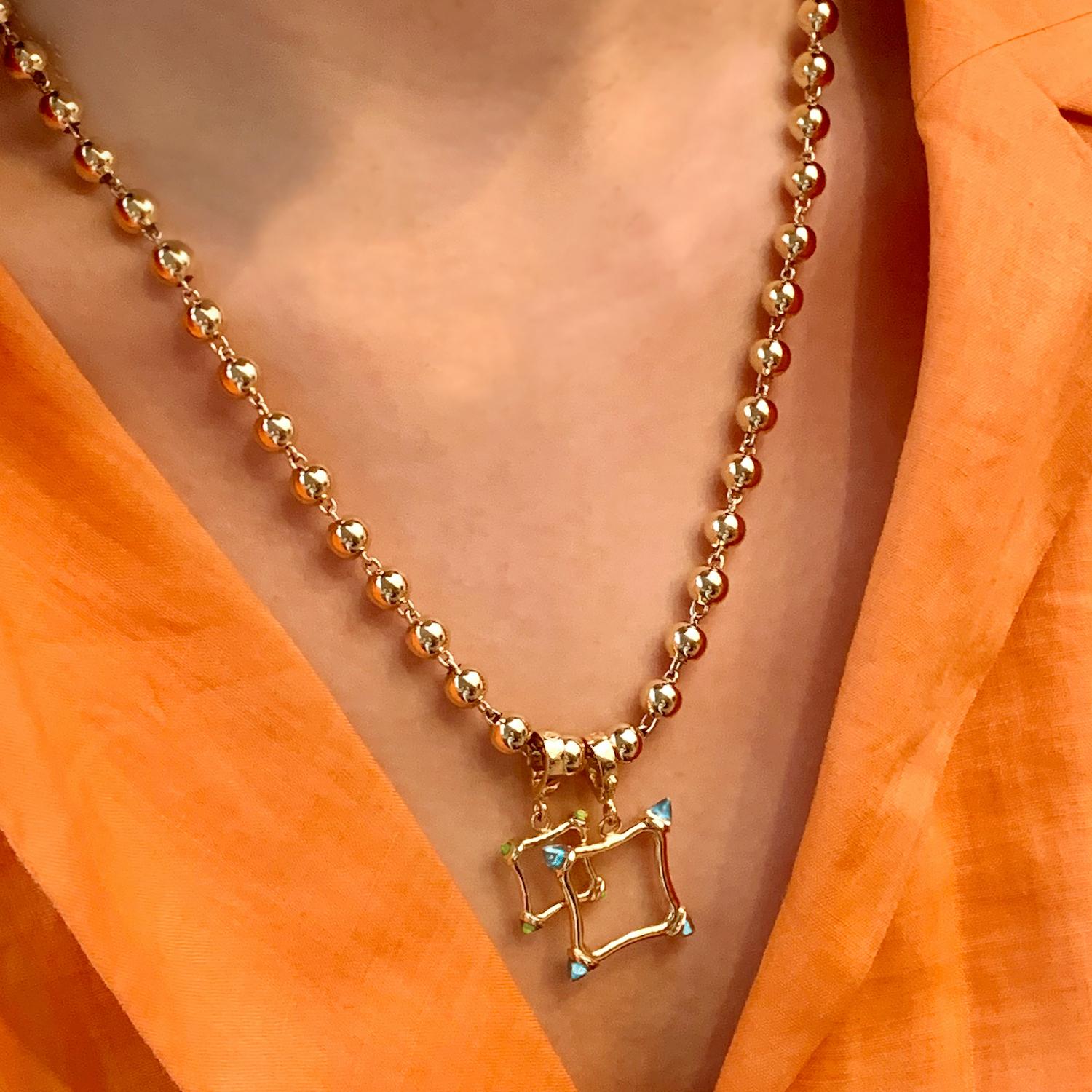 Unser neuester Zugang....

Die kurze Kugelkette ist 54 cm lang und besteht aus handgefertigten 6-mm-Goldkugeln aus 14-karätigem Gelbgold mit Gliedern aus 14-karätigem Weißgold und Karabinerverschluss. 

Die perfekte Luxuskette. Tragen Sie ihn allein