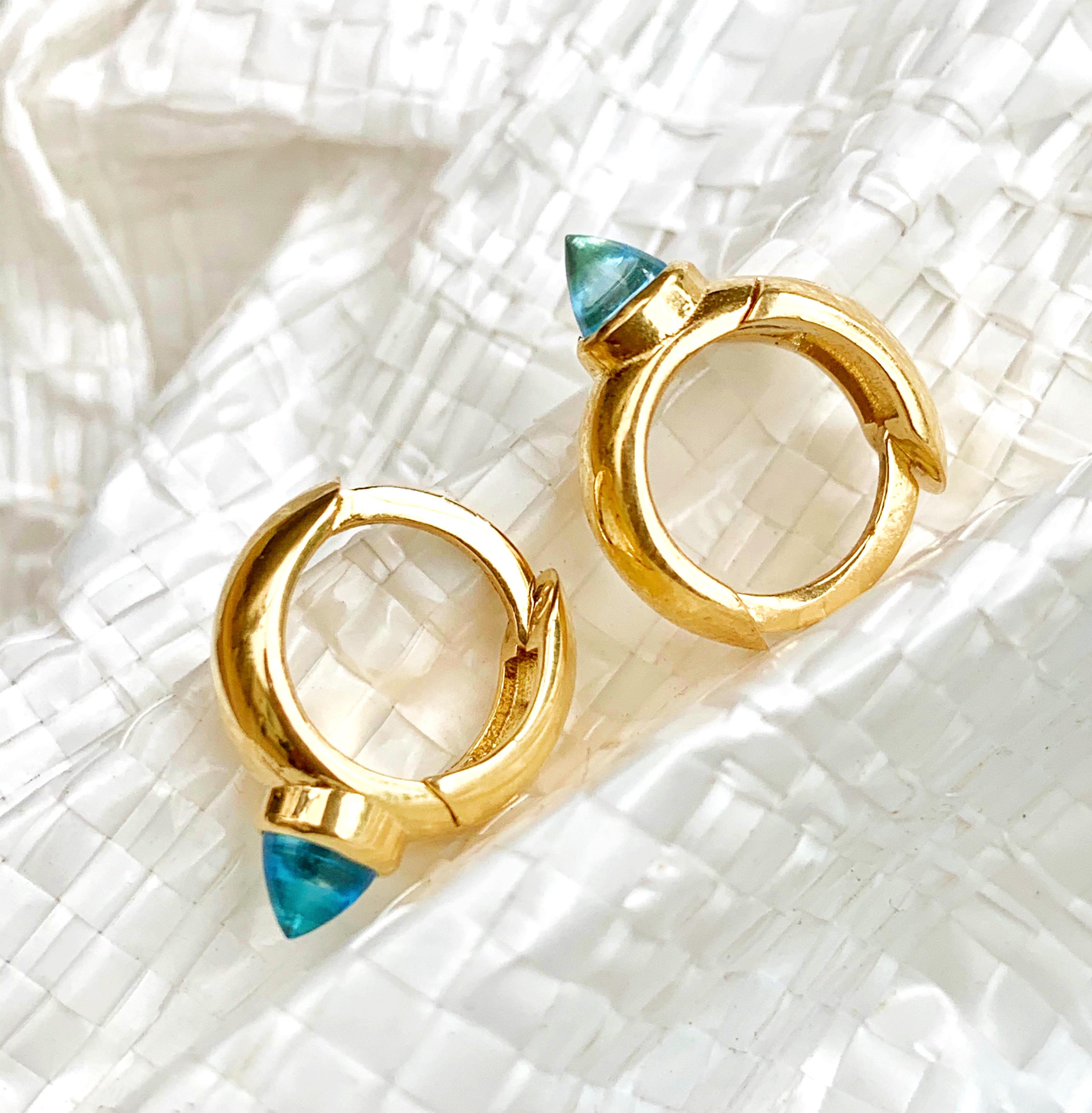 Maviada's Hug Hoop Earrings with Reverse Cut Diamond Blue Topaz, 18 Karat Gold For Sale 2