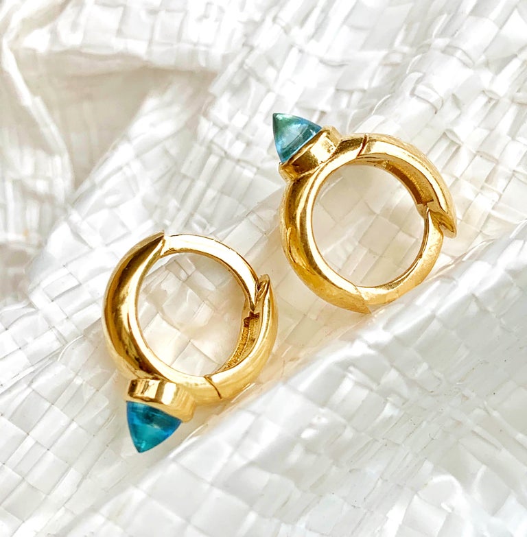 Maviada's Hug Hoop Earrings with Reverse Cut Diamond Blue Topaz, 18 Karat Gold For Sale 5