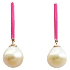 Boucles d'oreilles Maviada en or 18 carats, émail rose fluo et perles des mers du Sud