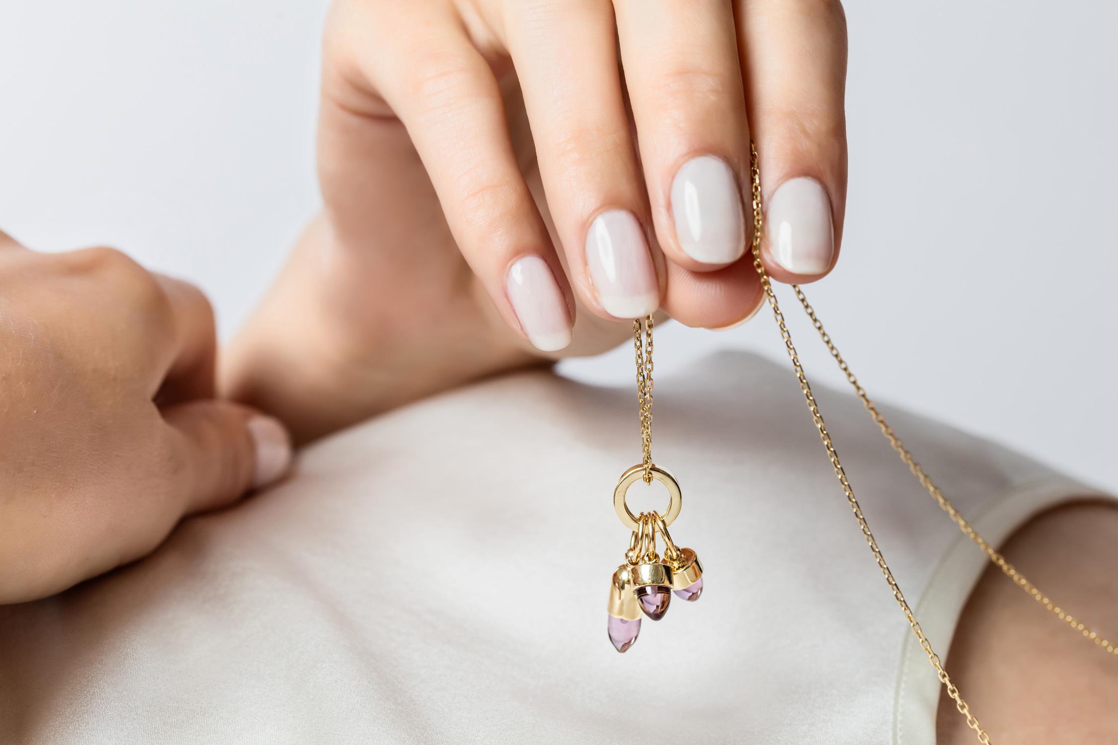 MAVIADA's Skopelos Charms Halskette aus 
18k Gelbgold Charms, 3 Steine - lila Amethyst Quarz einfarbig Halskette.
Sie sind sowohl mehrfarbig als auch einfarbig erhältlich, ganz wie Sie wollen....
Unsere schönen 18k Gelbgold Charme kommen mit einer