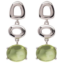 Longues boucles d'oreilles Maviada St Tropez en or blanc 18 carats avec péridot vert