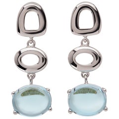 Longues boucles d'oreilles en goutte en or blanc 18 carats avec topaze bleu ciel de St Tropez de Maviada