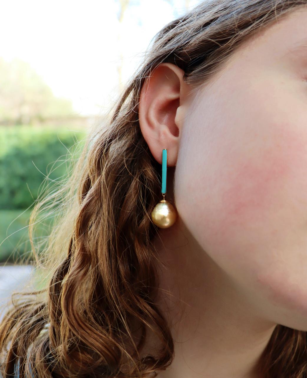 Maviada's Türkis-Emaille-Ohrringe mit Südseeperlen, gefasst in 18 Karat Gold für Damen oder Herren im Angebot