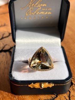 Mavilo Trillion Cut Labradorit Diamant 14k Gelbgold Cocktail Ring