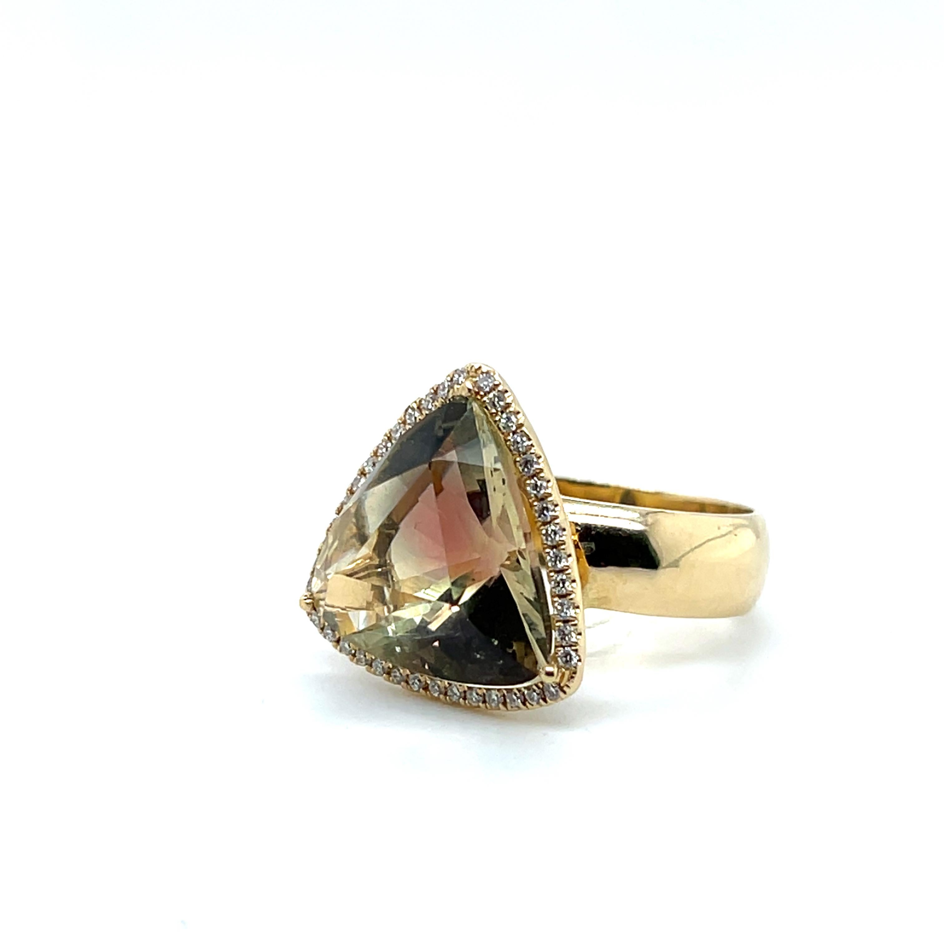 Mavilo Trillion Cut Labradorit Diamant 14k Gelbgold Cocktail Ring für Damen oder Herren im Angebot