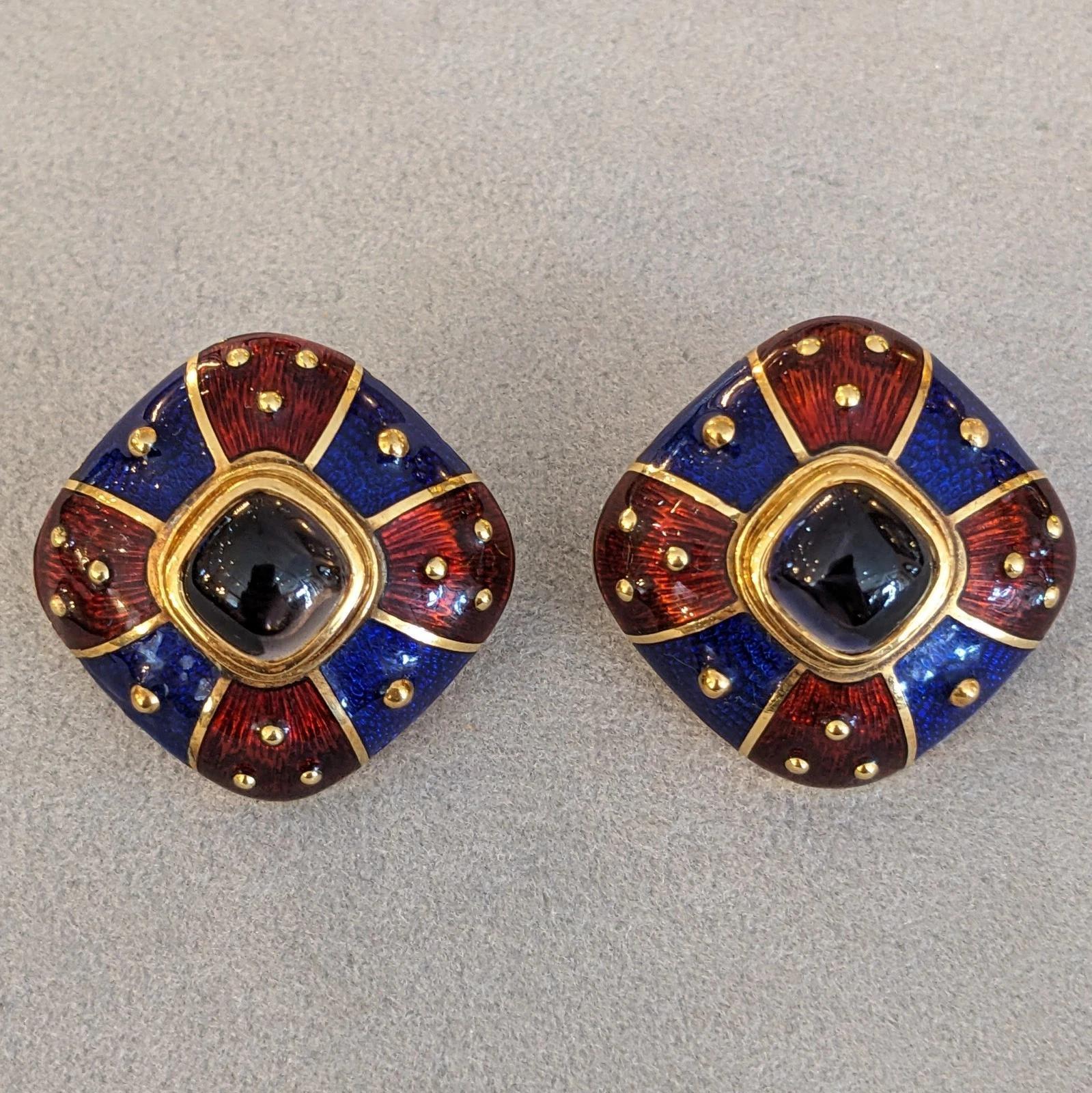Boucles d'oreilles boutons en or jaune 18 carats, émail et pierres précieuses Mavito 

Les boucles d'oreilles boutons en émail et pierres précieuses sont ornées d'émail bourgogne et marine et d'un cabochon de pierres précieuses bleues au centre, le