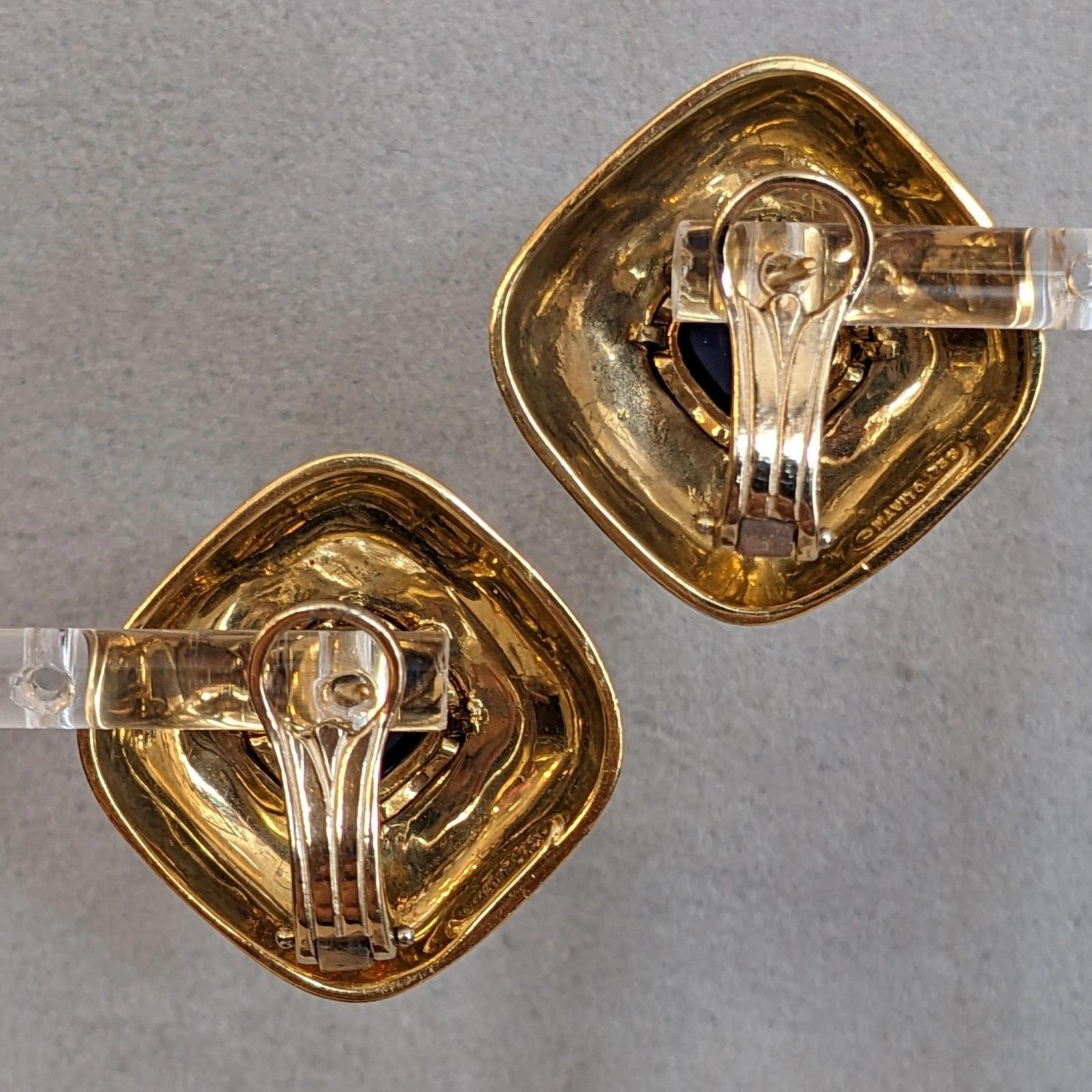 Boucles d'oreilles boutons en or jaune 18 carats, émail et pierres précieuses Mavito en vente 1