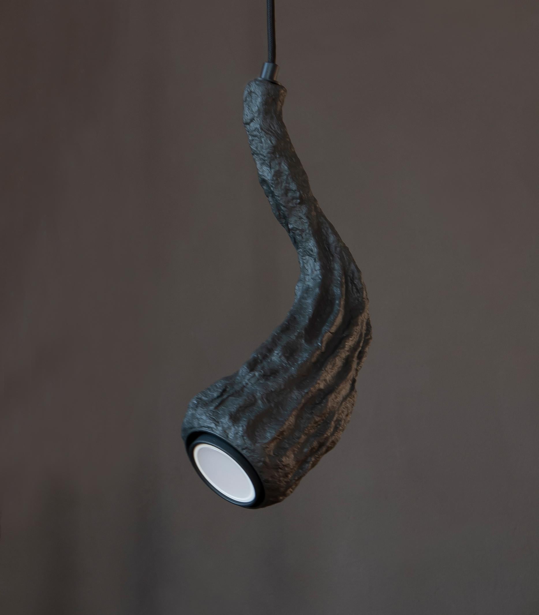 Lampada a sospensione Mavka 35L di Yalanzhi Objects
Dimensioni: P 17 x L 13 x H 35 cm. 
Materiali: Cellulosa. 

La cellulosa è un materiale riciclato che un tempo era una foresta. Una finitura di alta qualità e di lunga durata. Rivestimento