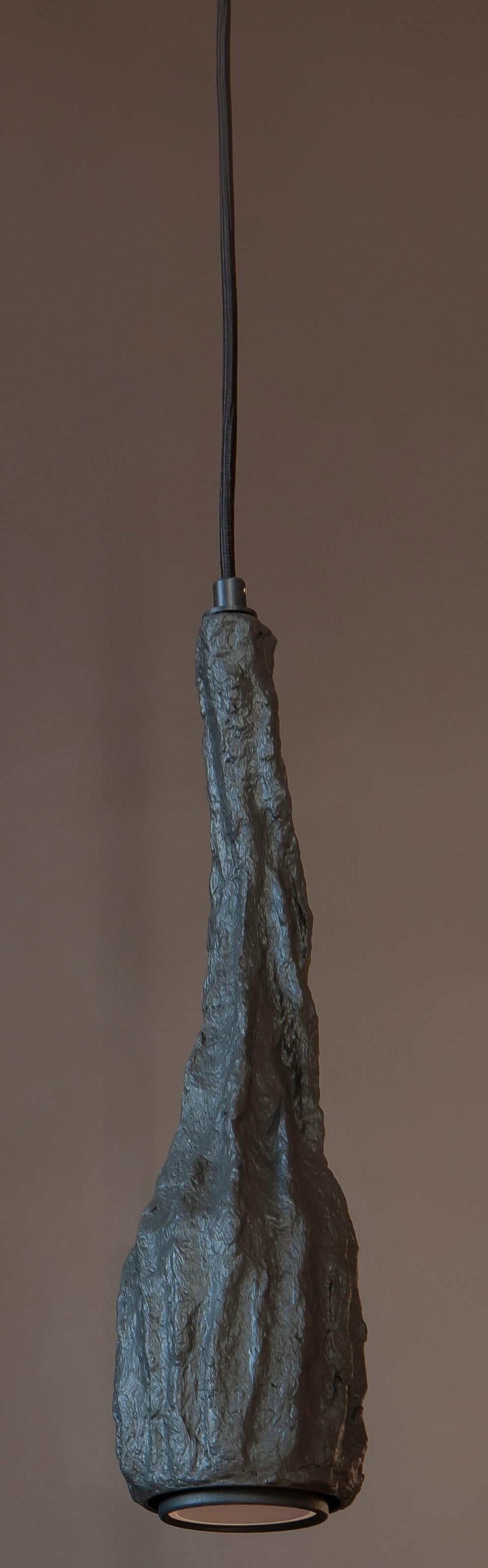Lampada a sospensione Mavka 35L di Yalanzhi Objects
Dimensioni: D 13 x L 13 x H 35 cm. 
Materiali: Cellulosa. 

La cellulosa è un materiale riciclato che un tempo era una foresta. Una finitura di alta qualità e di lunga durata. Rivestimento