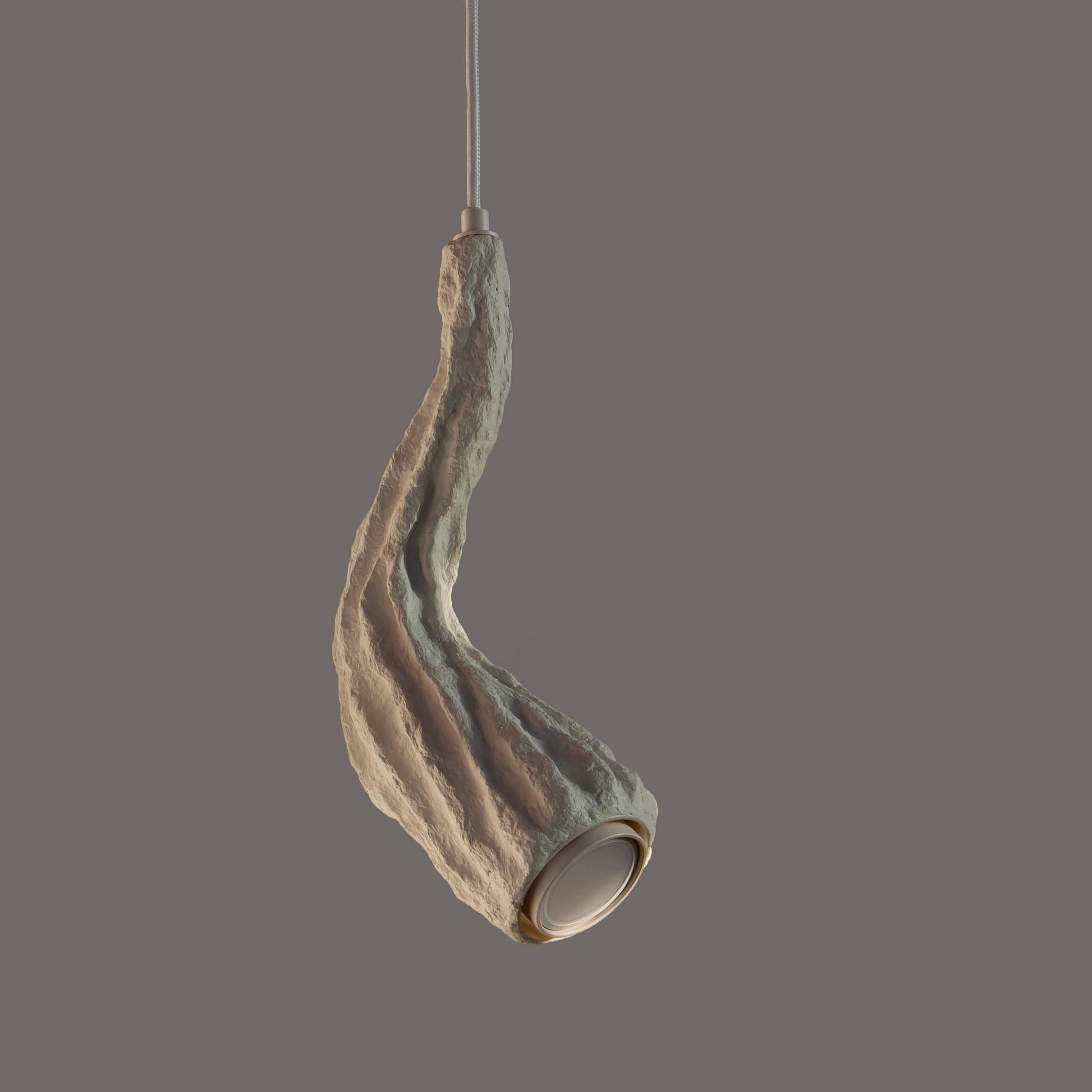Lampada a sospensione Mavka 35L di Yalanzhi Objects
Dimensioni: P 17 x L 13 x H 35 cm. 
Materiali: Cellulosa. 

La cellulosa è un materiale riciclato che un tempo era una foresta. Una finitura di alta qualità e di lunga durata. Rivestimento