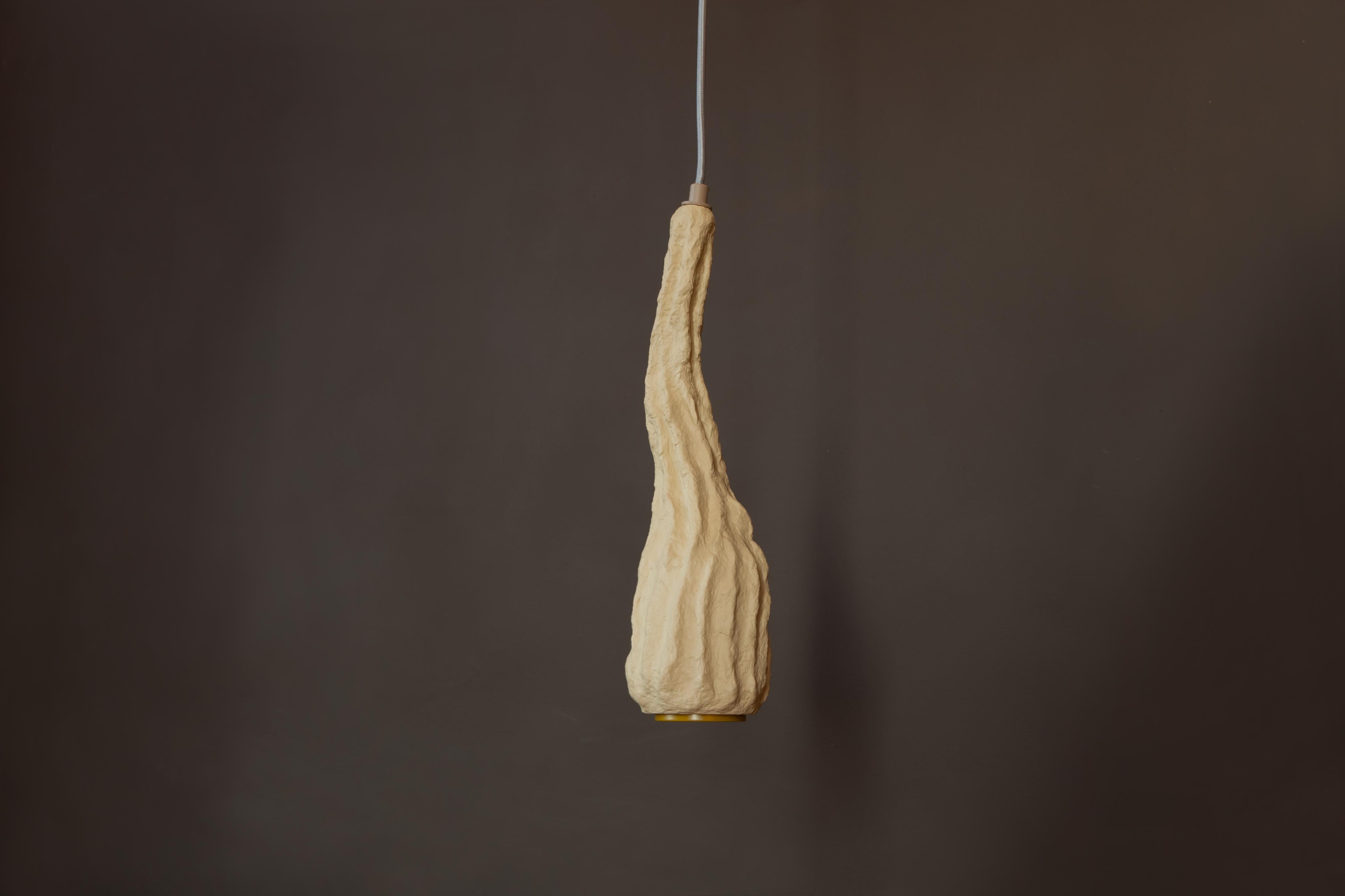 Lampada a sospensione Mavka 35L di Yalanzhi Objects
Dimensioni: D 13 x L 13 x H 35 cm. 
Materiali: Cellulosa. 

La cellulosa è un materiale riciclato che un tempo era una foresta. Una finitura di alta qualità e di lunga durata. Rivestimento