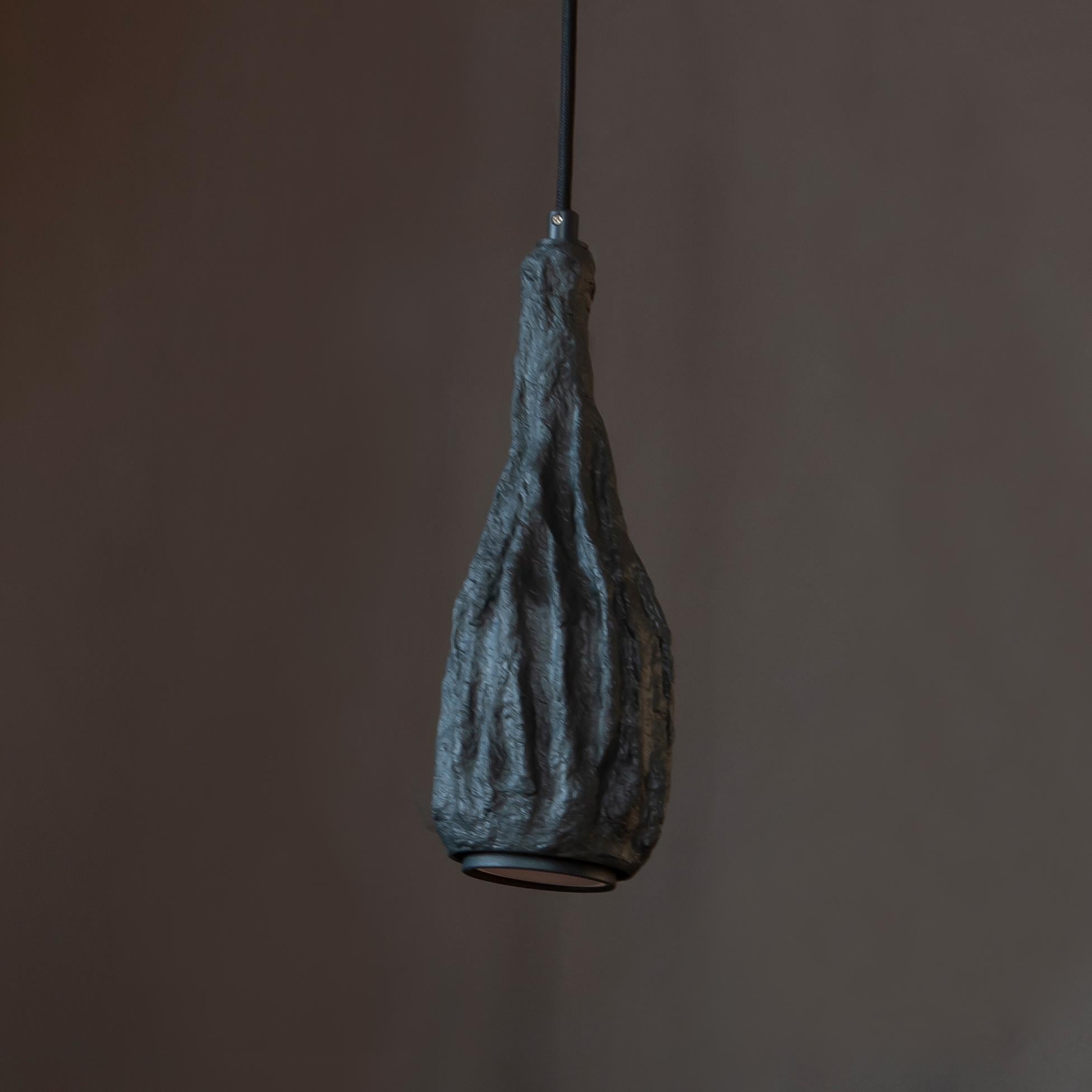 Lampada a sospensione Mavka S di Yalanzhi Objects
Dimensioni: D 13 x L 13 x H 35 cm. 
Materiali: Cellulosa. 

La cellulosa è un materiale riciclato che un tempo era una foresta. Una finitura di alta qualità e di lunga durata. Rivestimento altamente