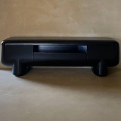 Abgerundeter rechteckiger schrank aus schwarzem holz mit kurzen beinen by kar