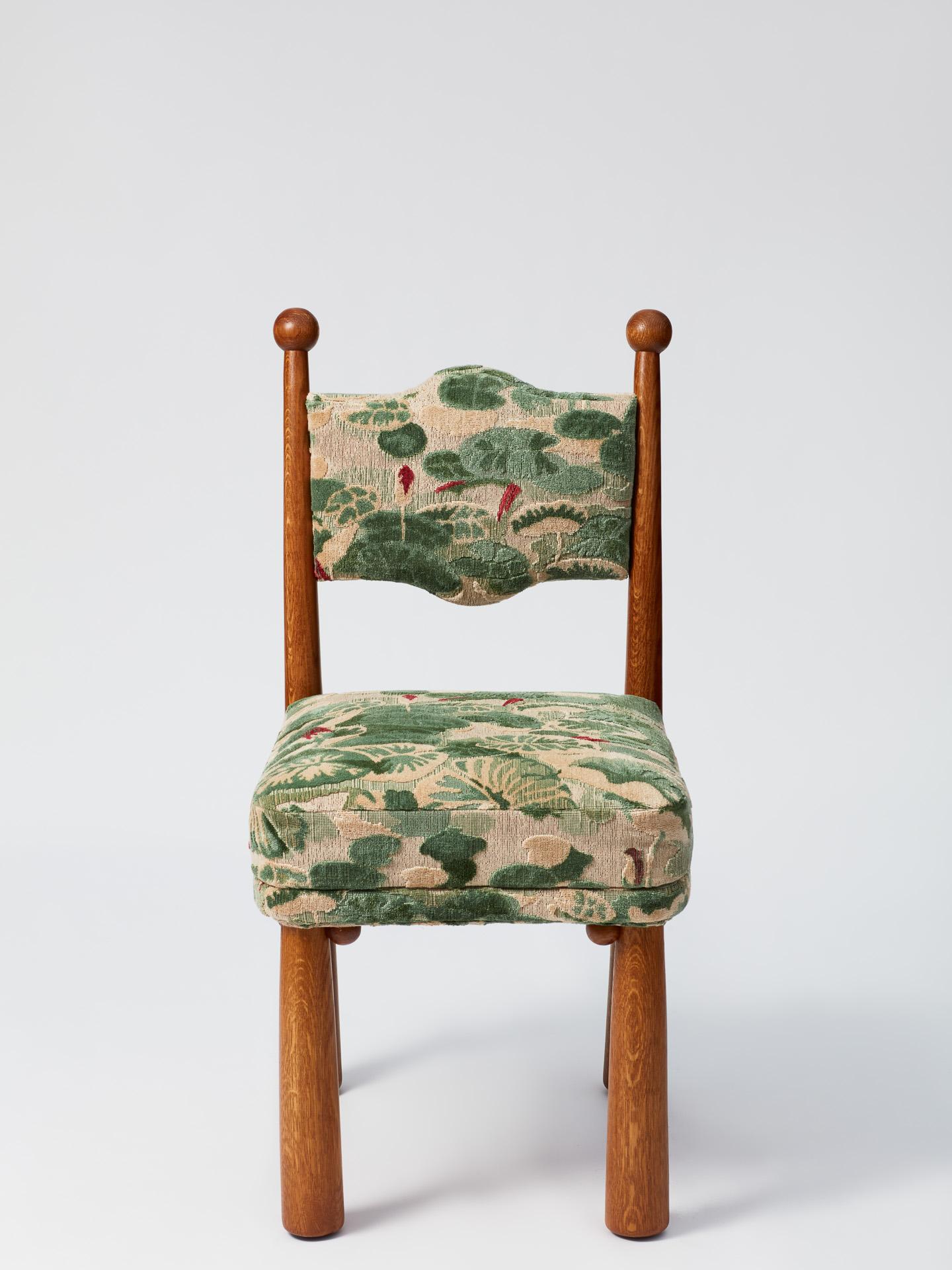 Chaise originale en chêne doré, finition satinée, pieds évasés.

* Délai de production de 12 à 14 semaines.
* Personnalisez le tissu et les dimensions de votre chaise.