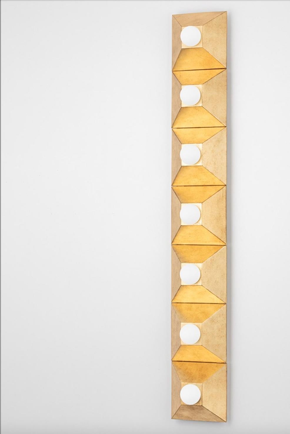 Giocare con le forme. 
Max offre una geometria semplice e il massimo dello stile.
Una serie di basi piramidali che sostengono luci rotonde a globo che si uniscono per formare quadrati e rettangoli.
Le finiture vintage in foglia d'oro o d'argento