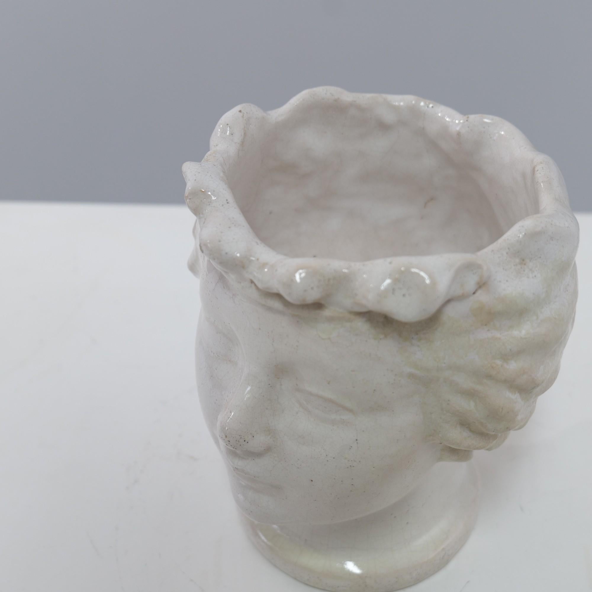Weiß glasierte Keramikvase in Form eines Kopfes von Max Barneaud, Paris 1947 (Art déco) im Angebot