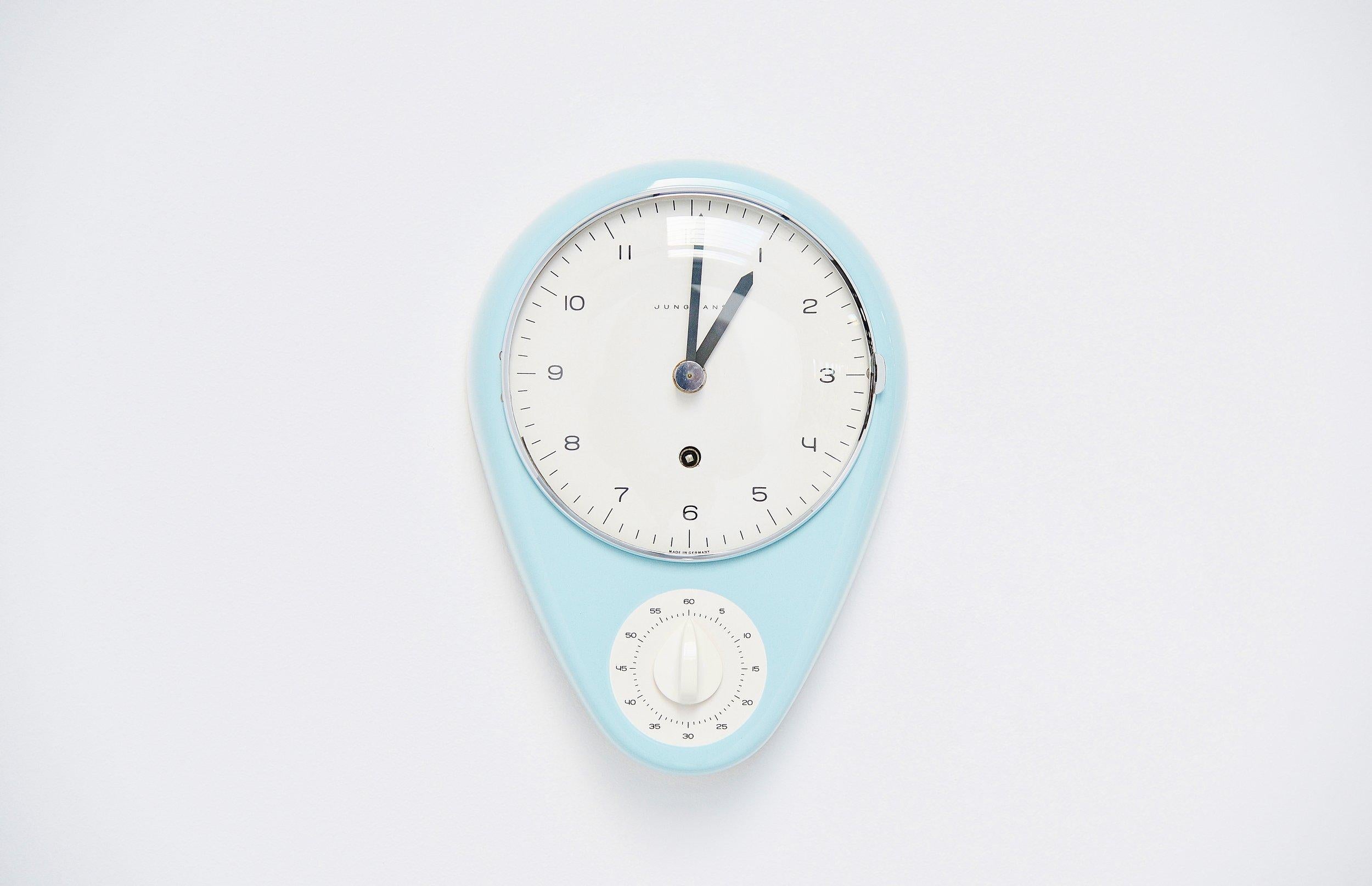 Importante horloge de cuisine moderniste en céramique émaillée bleue conçue par Max Bill pour Junghans:: Allemagne:: 1953. Cette horloge ancienne originale est une icône de design bien connue:: présentée dans de nombreux livres et catalogues