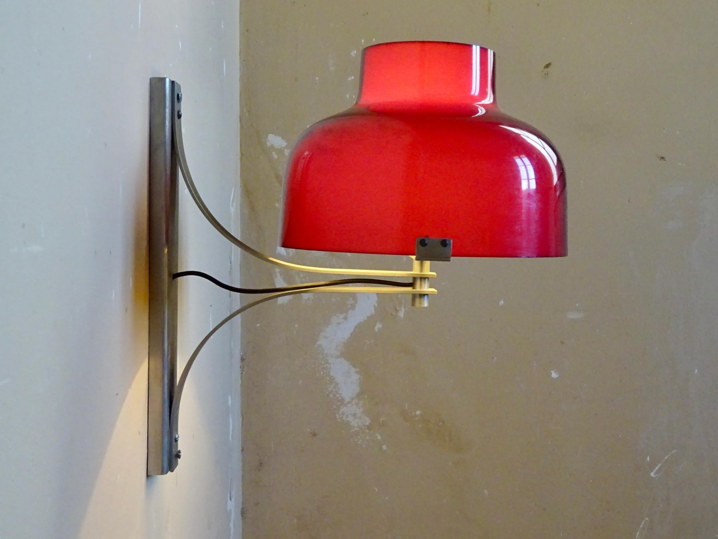 Max Bill model wall lamp designed by Miguel Milá in 1964, produced by Tramo. Lampshade with two overlapping methacrylate layers, white color inside, cherry outside. Structure in polished steel.