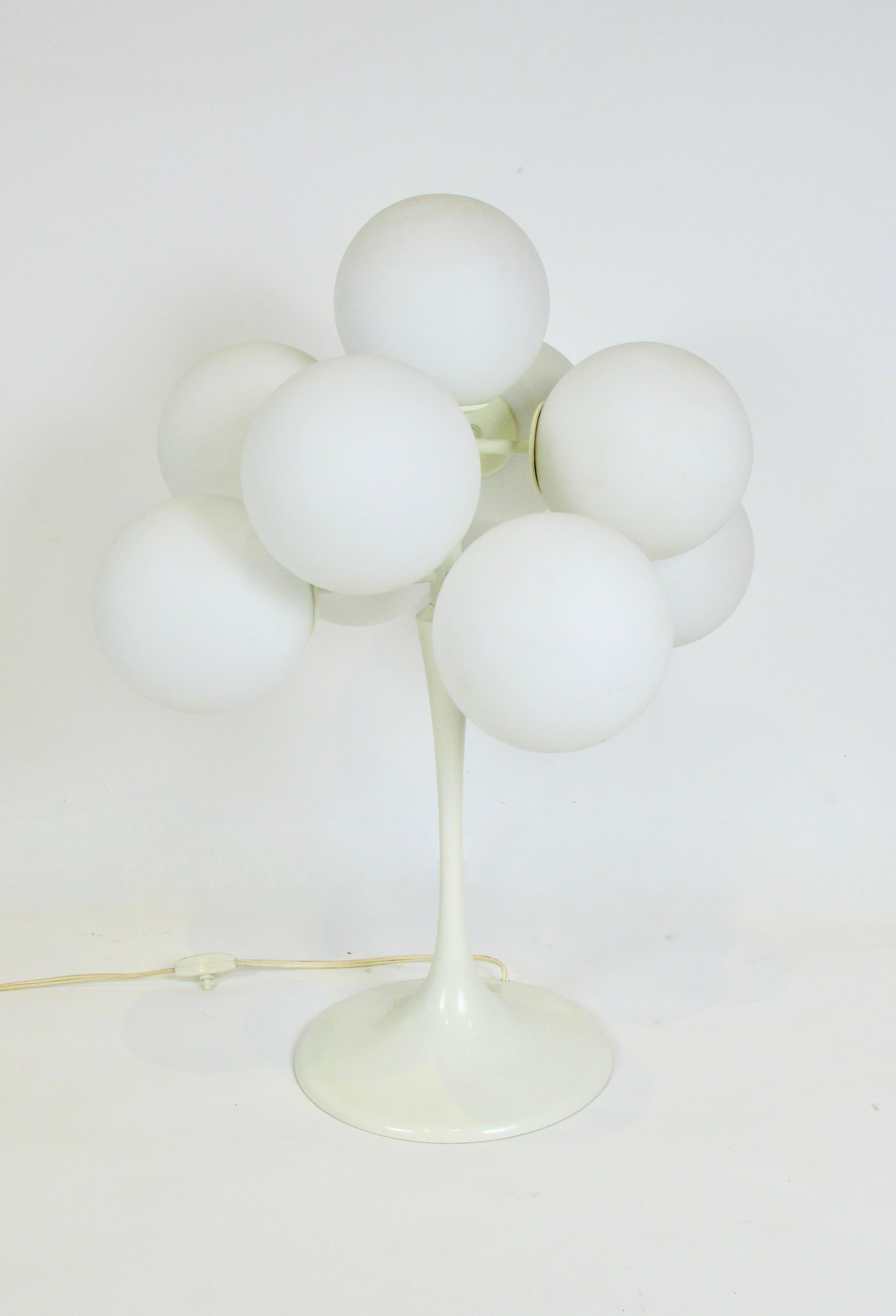 Lampe conçue par l'architecte Max Billing et produite par BAG Turgi Suisse. La base émaillée blanche contient neuf globes ronds en verre blanc givré. Emet une belle lueur chaude et réconfortante lorsqu'elle est allumée. 