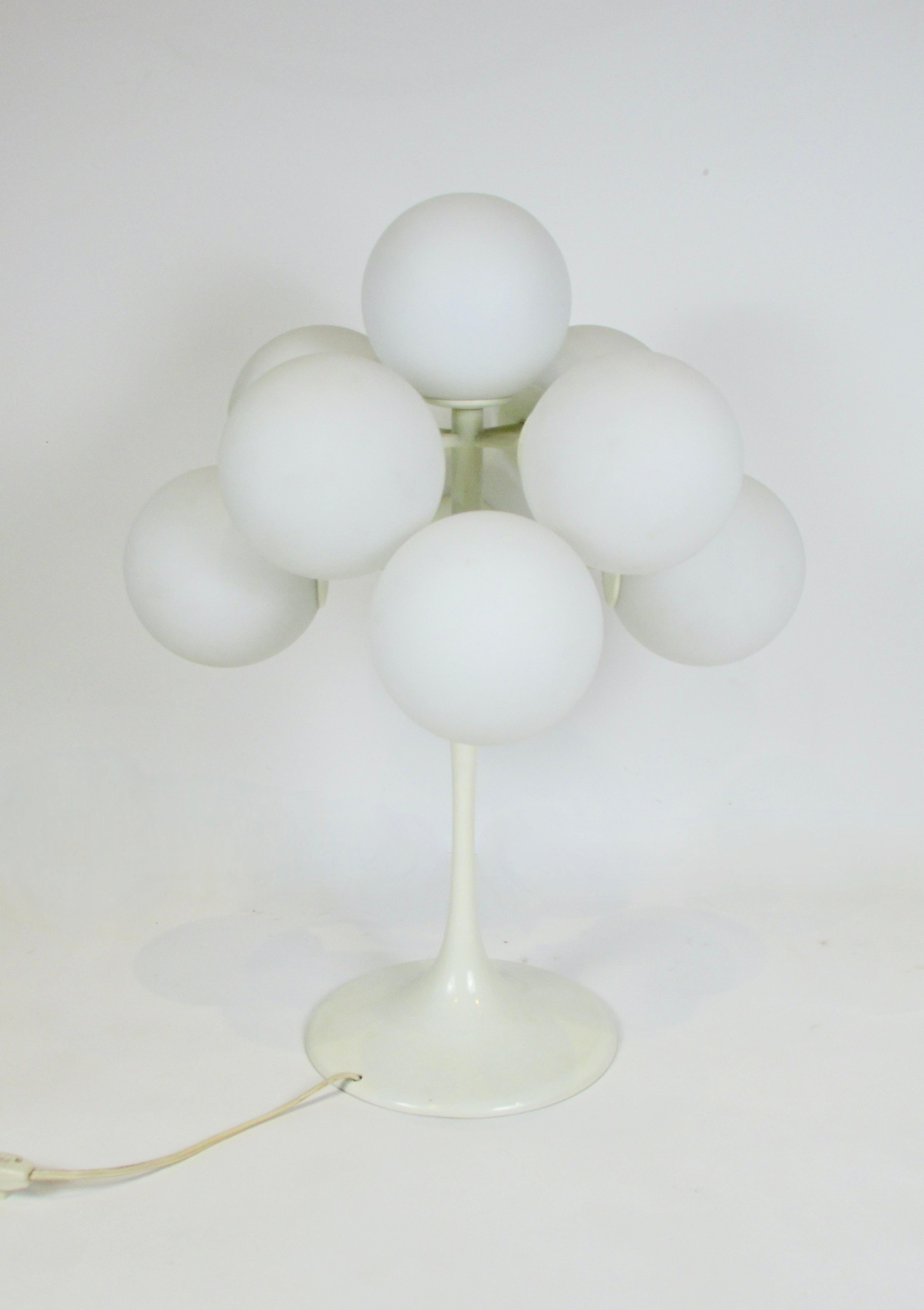 20ième siècle Lampe de table à globe en verre blanc Max Bill en vente