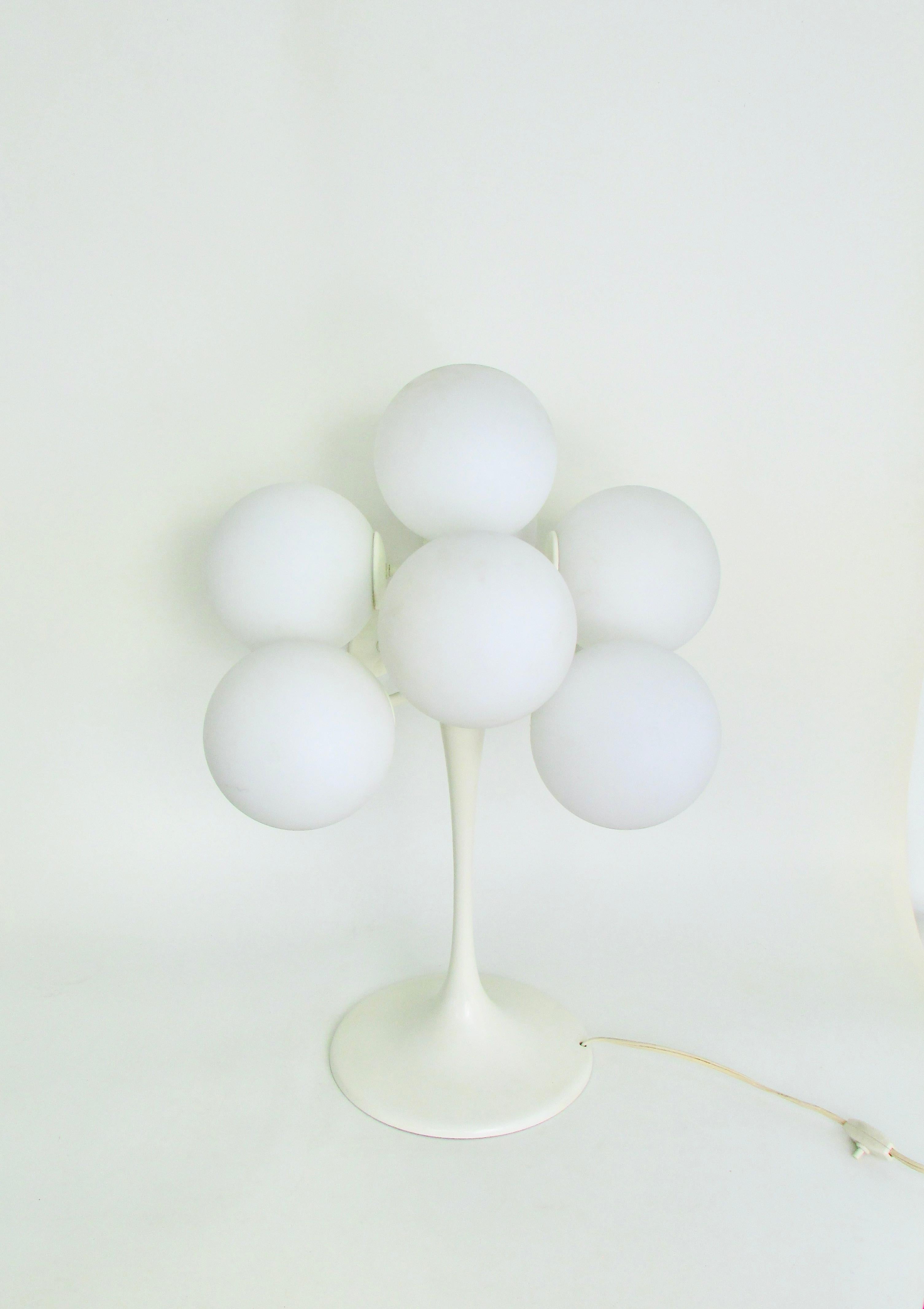 Métal Lampe de table à globe en verre blanc Max Bill en vente