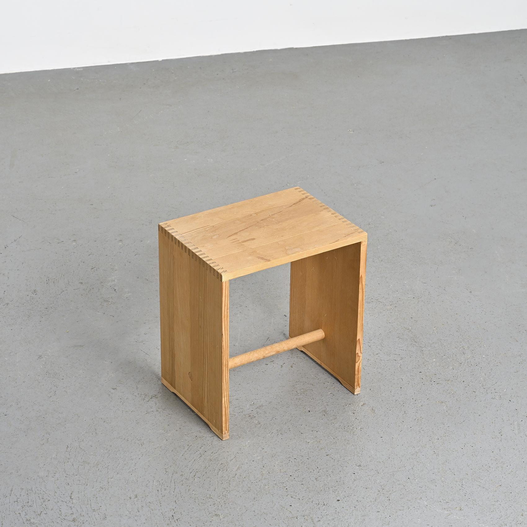 
The ULM stool, designed in 1954 by Max Bill, Hans Gugelot, and Paul Hildinger for the Ulm School of Design, embodies the very essence of functional and minimalist design. Born from the desire to create versatile furniture for students, this stool