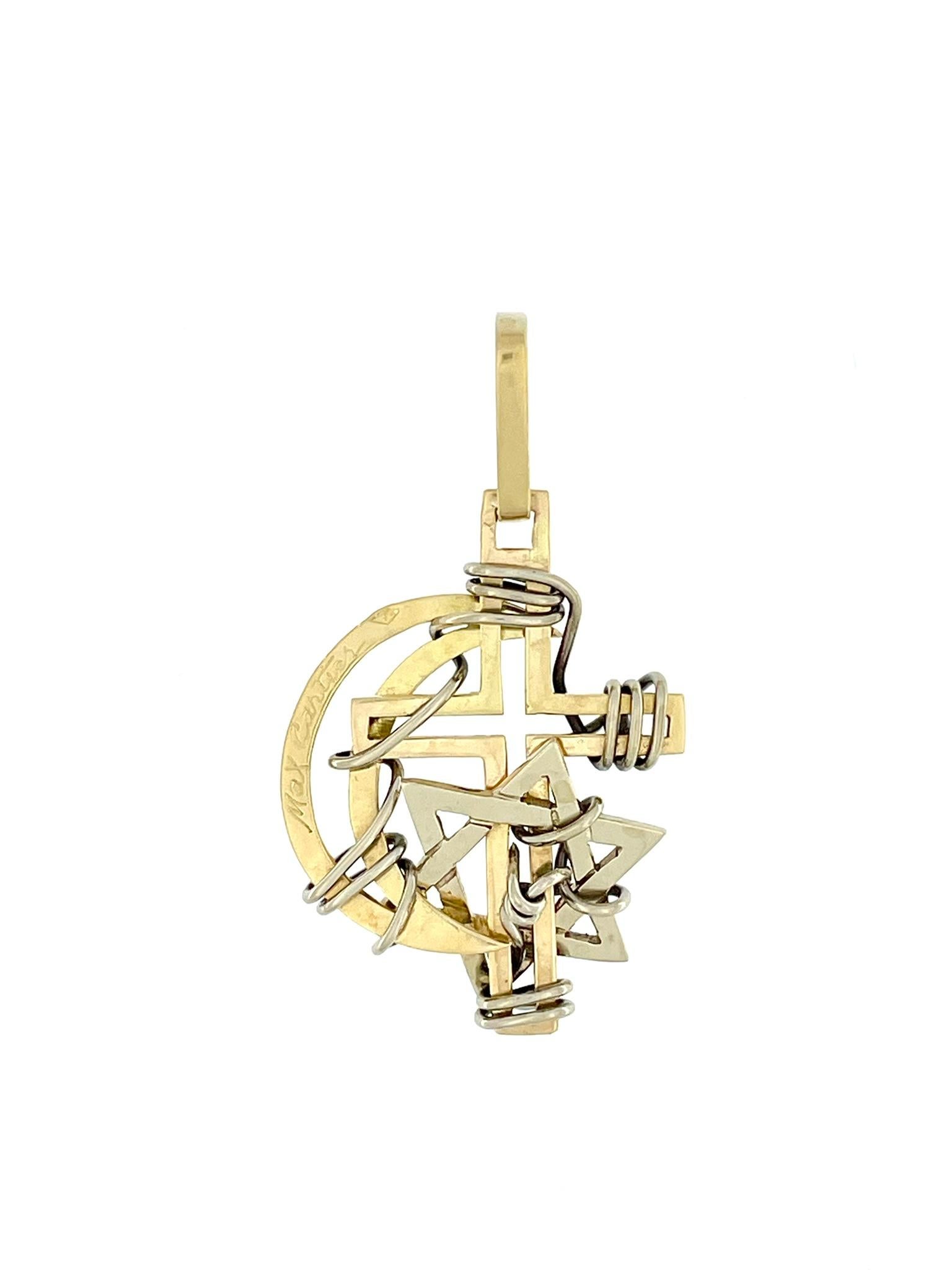 Ce pendentif-mini sculpture est une création unique du sculpteur français **Max Cartier**, membre du mouvement des **Nouveaux Réalistes**. Issue de la série **Enlacets**, cette pièce exceptionnelle en or jaune et blanc 18 carats symbolise l'unité