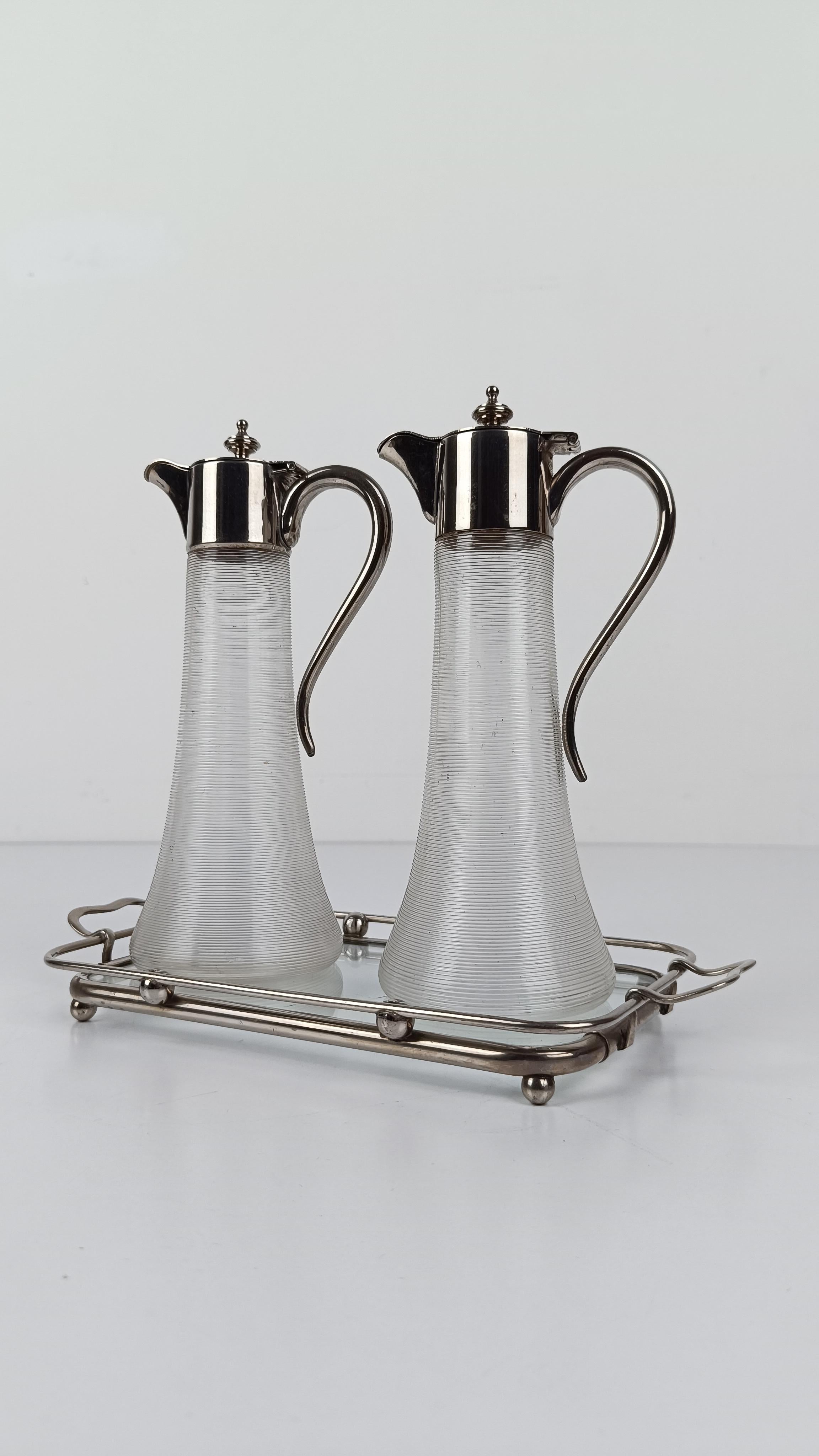 Début du 20ème siècle MAX DANNHORN Set de burettes / pichets à sirop avec plateau style Arts and Crafts en vente