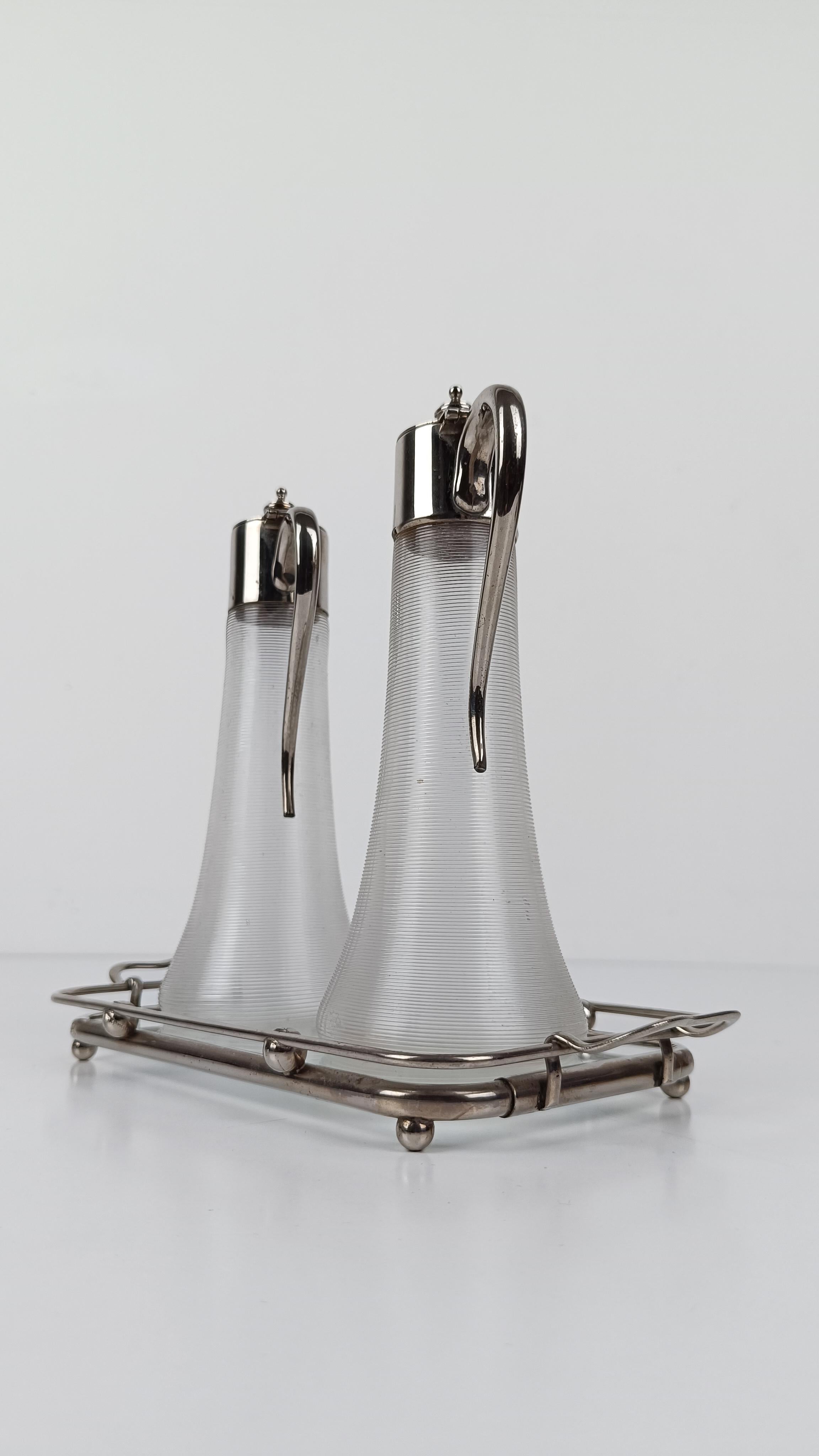 Plaqué argent MAX DANNHORN Set de burettes / pichets à sirop avec plateau style Arts and Crafts en vente