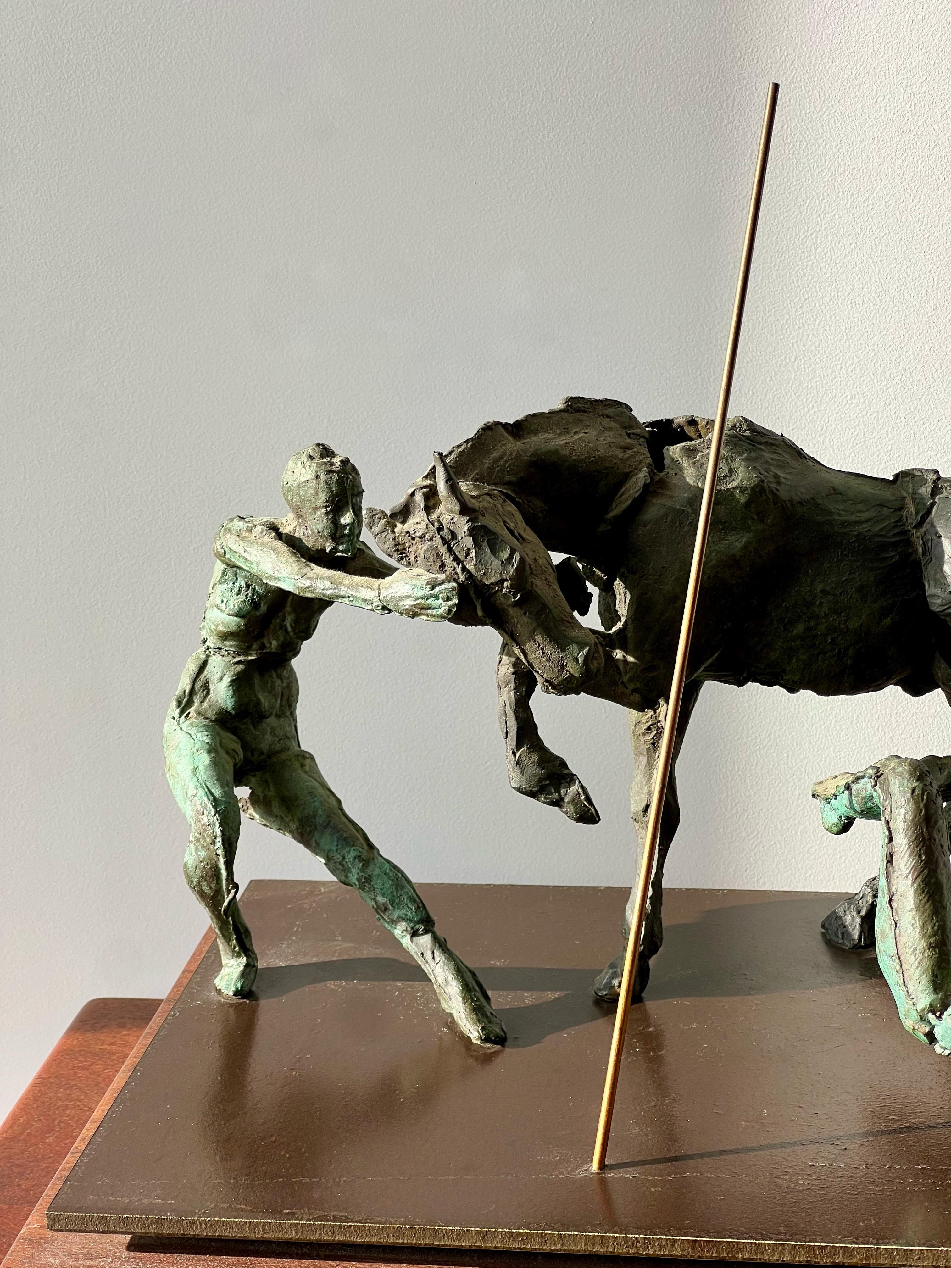 Questa scultura presenta una scena dinamica ed emotiva, probabilmente realizzata in bronzo, che raffigura tre figure che interagiscono con un cavallo in uno stile drammatico e frammentato. La composizione evoca movimento e tensione: una figura