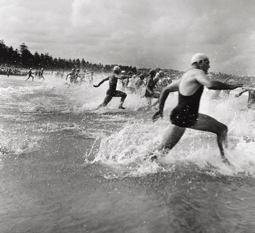 Max Dupain Black and White Photograph – Surf-Rennenstart