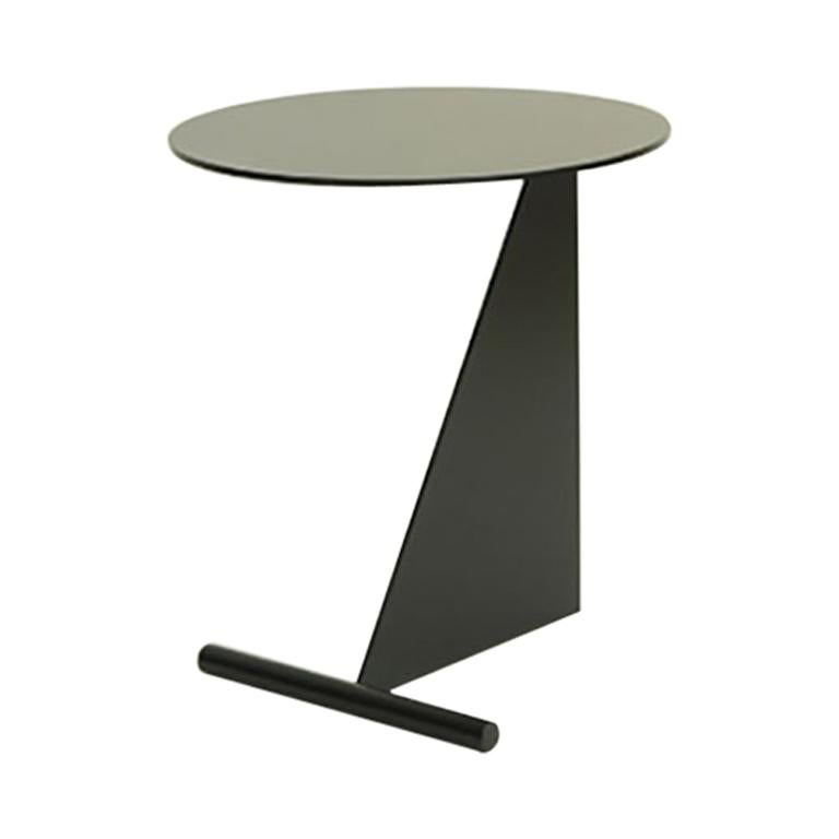 Table d
appoint Max Enrich en fer revêtu de poudre modèle « Stabile » au design contemporain