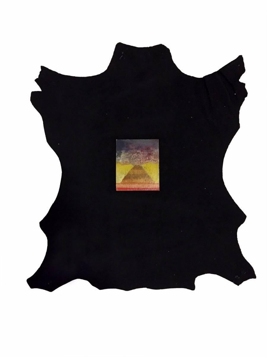 Une Pyramide en Colère, Micro-Peinture sur cuir de Max Ernst