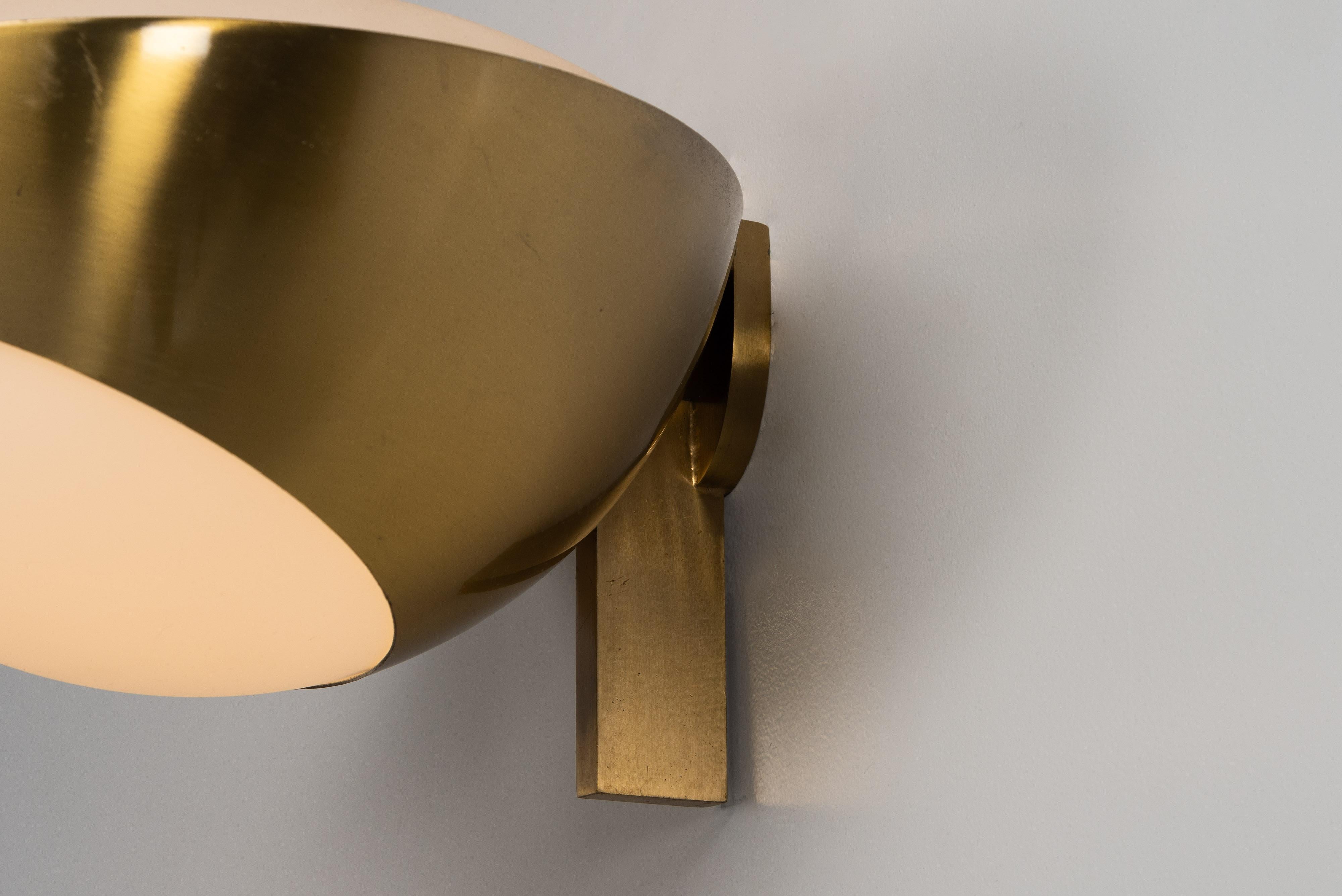 Impresionante juego de dos apliques Modelo 1963, diseñados por el célebre Max Ingrand y fabricados por Fontana Arte en Italia en 1963. Estos apliques son un sorprendente ejemplo del diseño italiano de mediados de siglo, que combina elegancia y