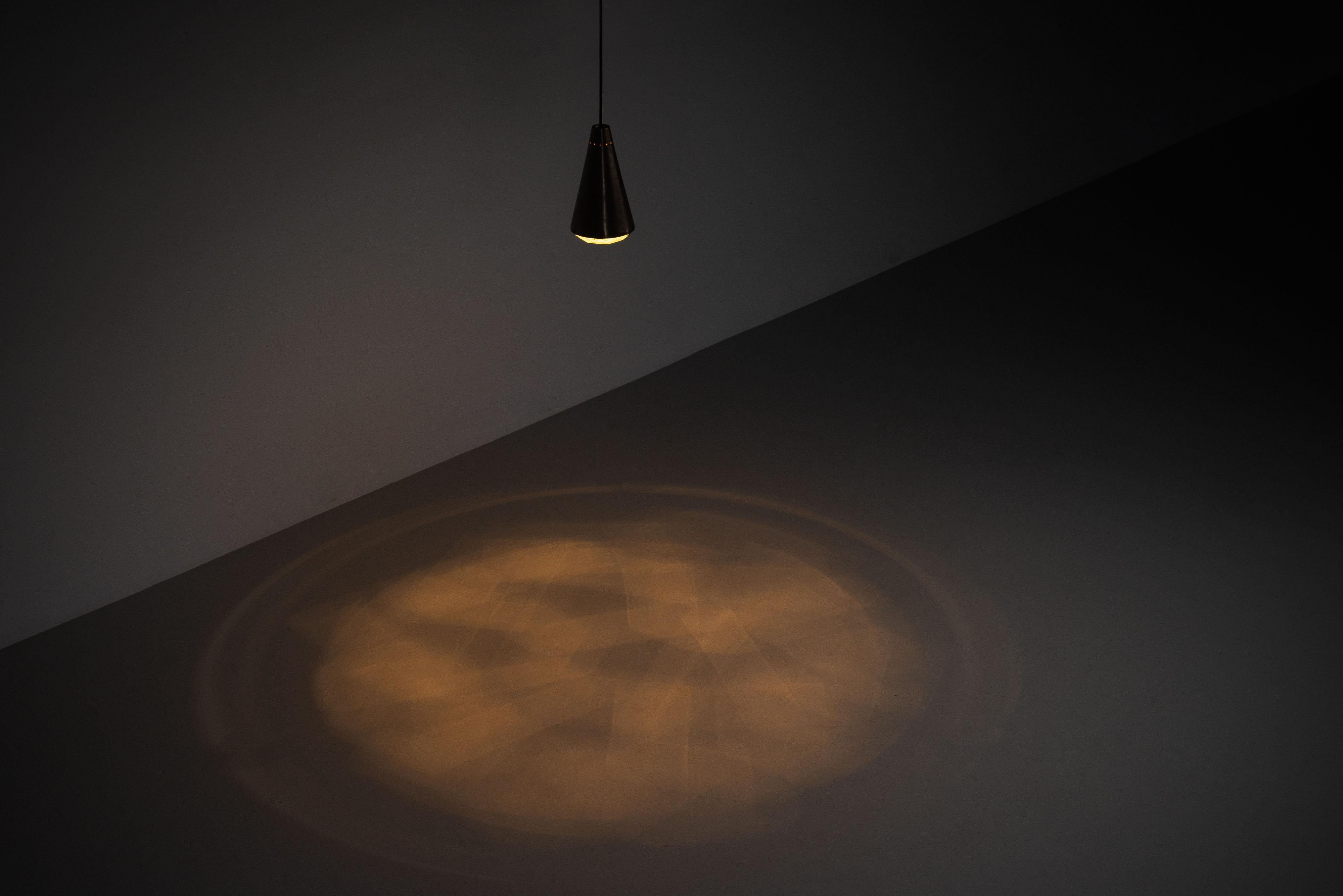 Presentamos una hermosa lámpara colgante, modelo 1995, diseñada por el ilustre Max Ingrand y fabricada por Fontana Arte, Italia, en 1960. Esta exquisita pieza emana una estética elegante y con clase, impregnada de un toque de encanto brutalista