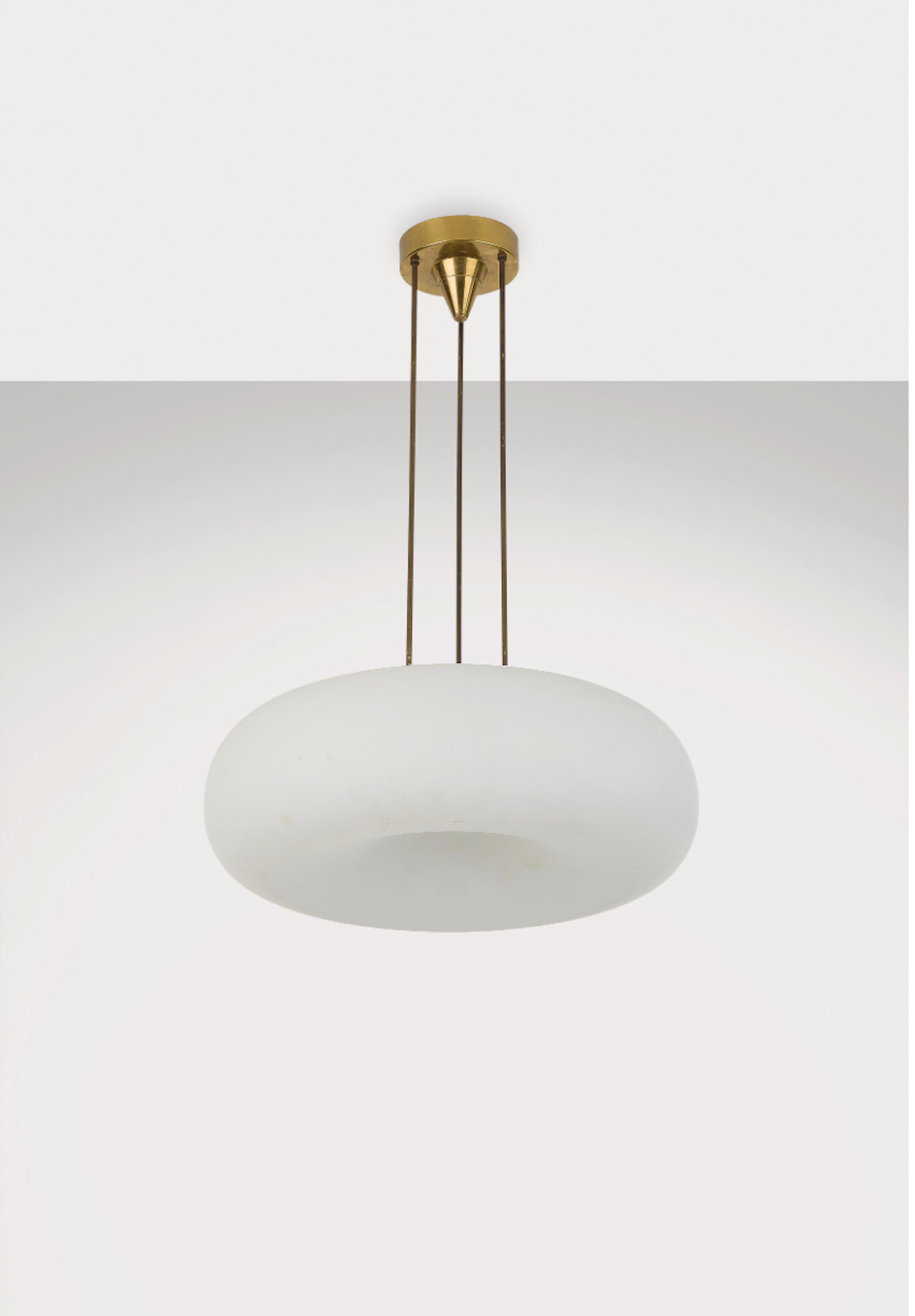 Max Ingrand 2356 ceiling light Fontana Arte Italy 1967

This rare and extraordinary Fontana Arte suspension chandelier is an icon of mid-century Italian design, made of solid brass and opaline glass, it gives importance and refinement to the