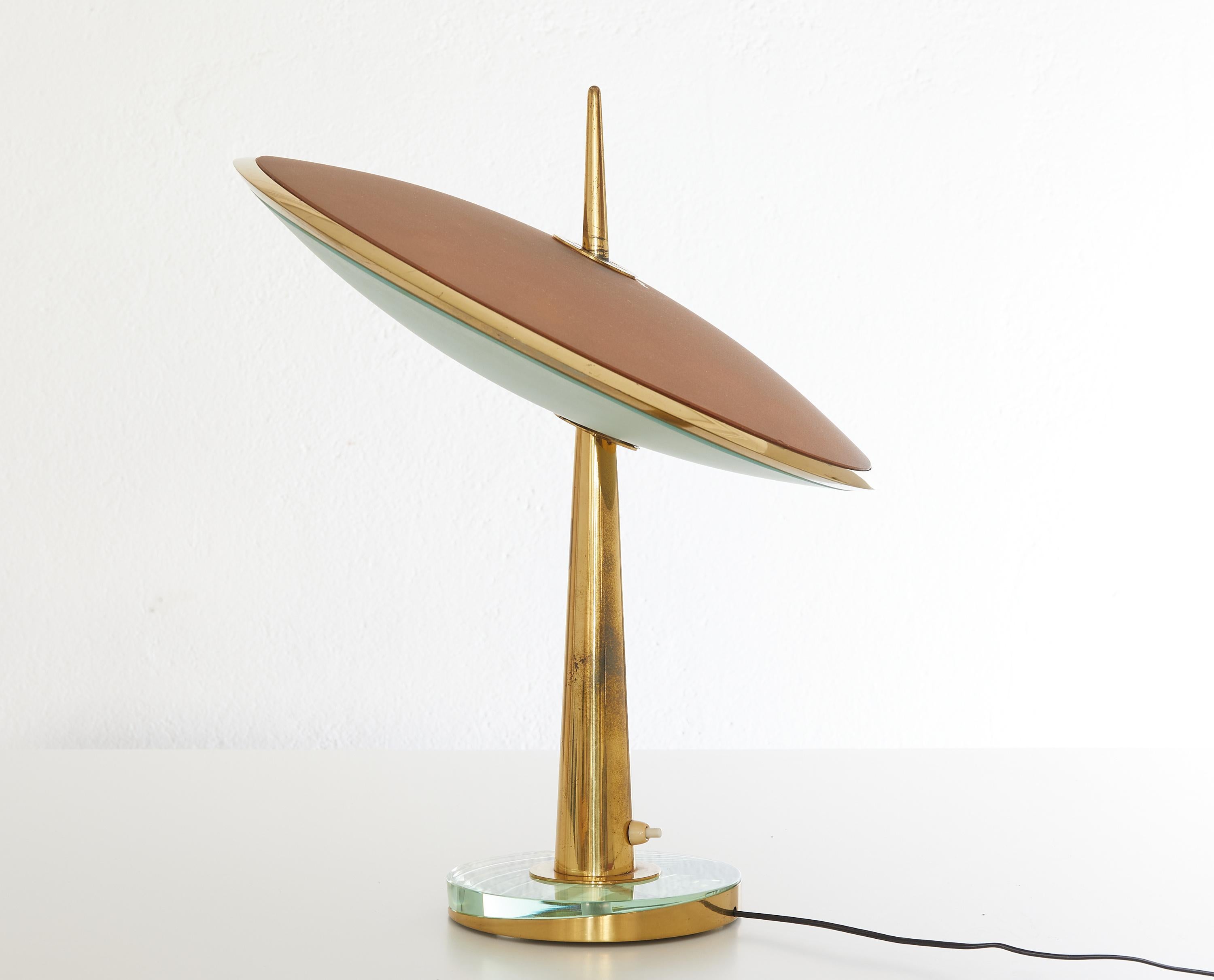 Max Ingrand brass and etched glass table lamp model 1538 by Fontana Arte 1950.

Very rare and magnificent table lamp by Max Ingrand. Probably one of the most beautiful table lamps of the 1950s. 

The glass reflector is composed of two ellipses